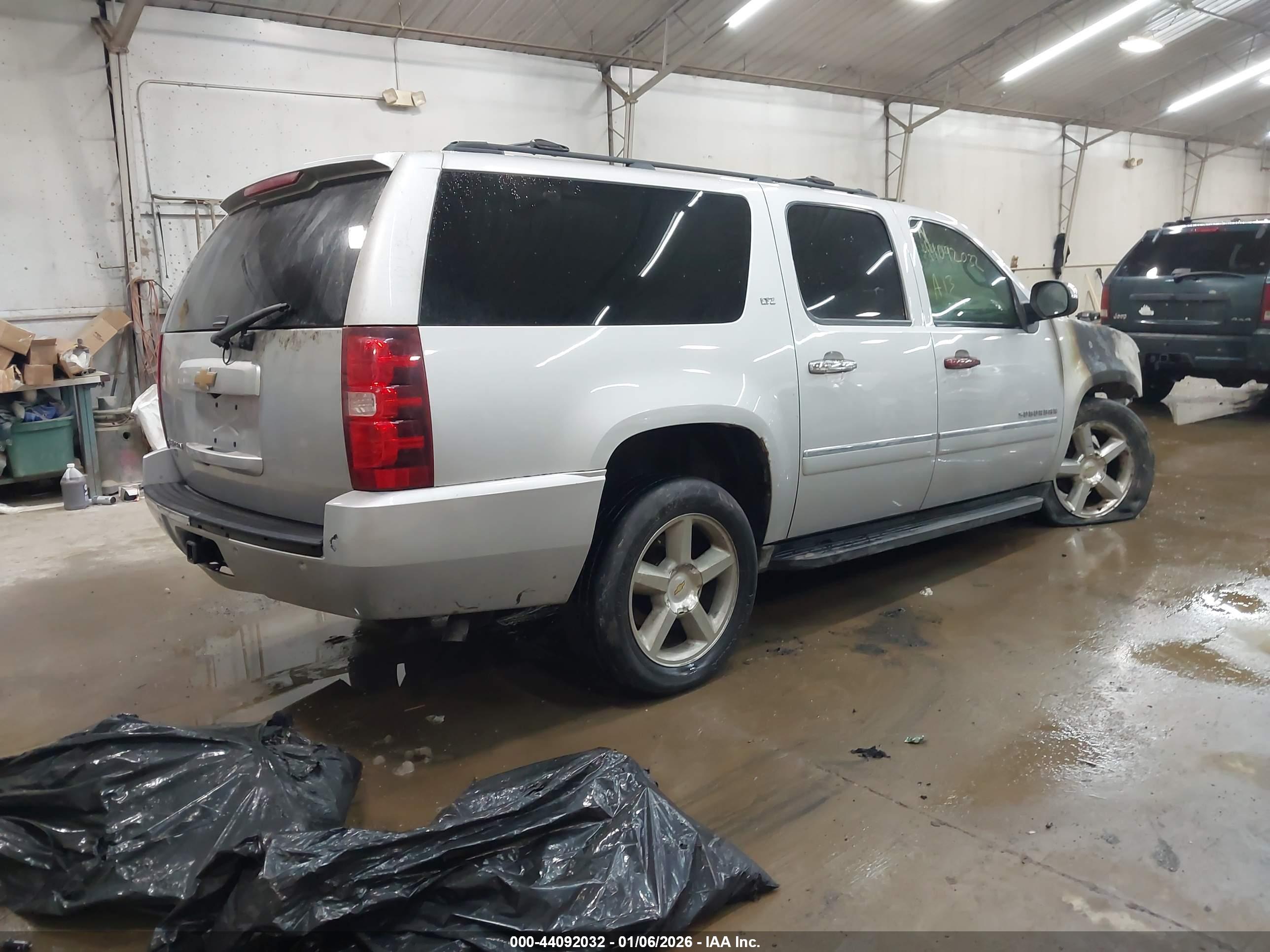 CHEVROLET SUBURBAN image 4