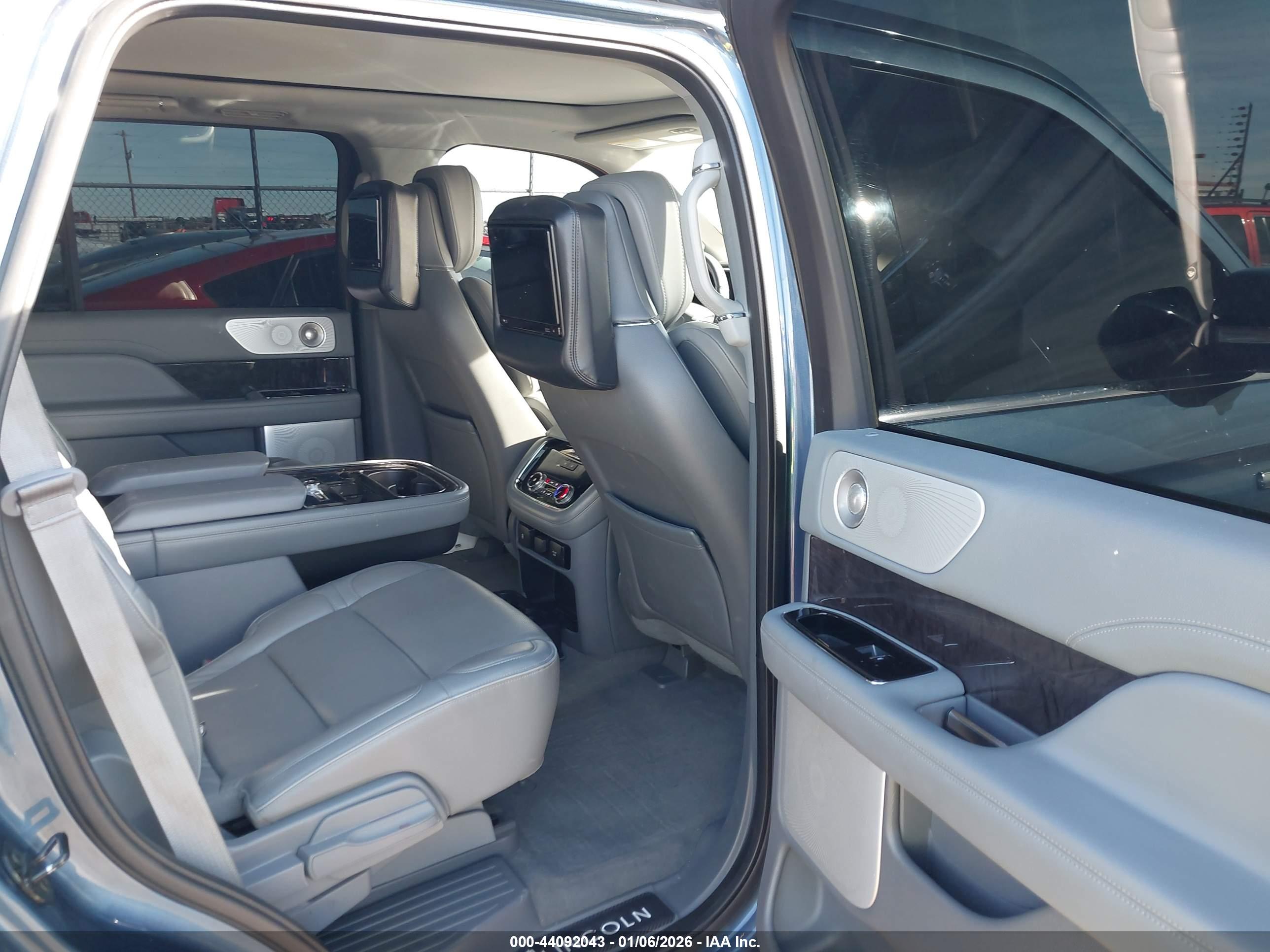 LINCOLN NAVIGATOR image 8