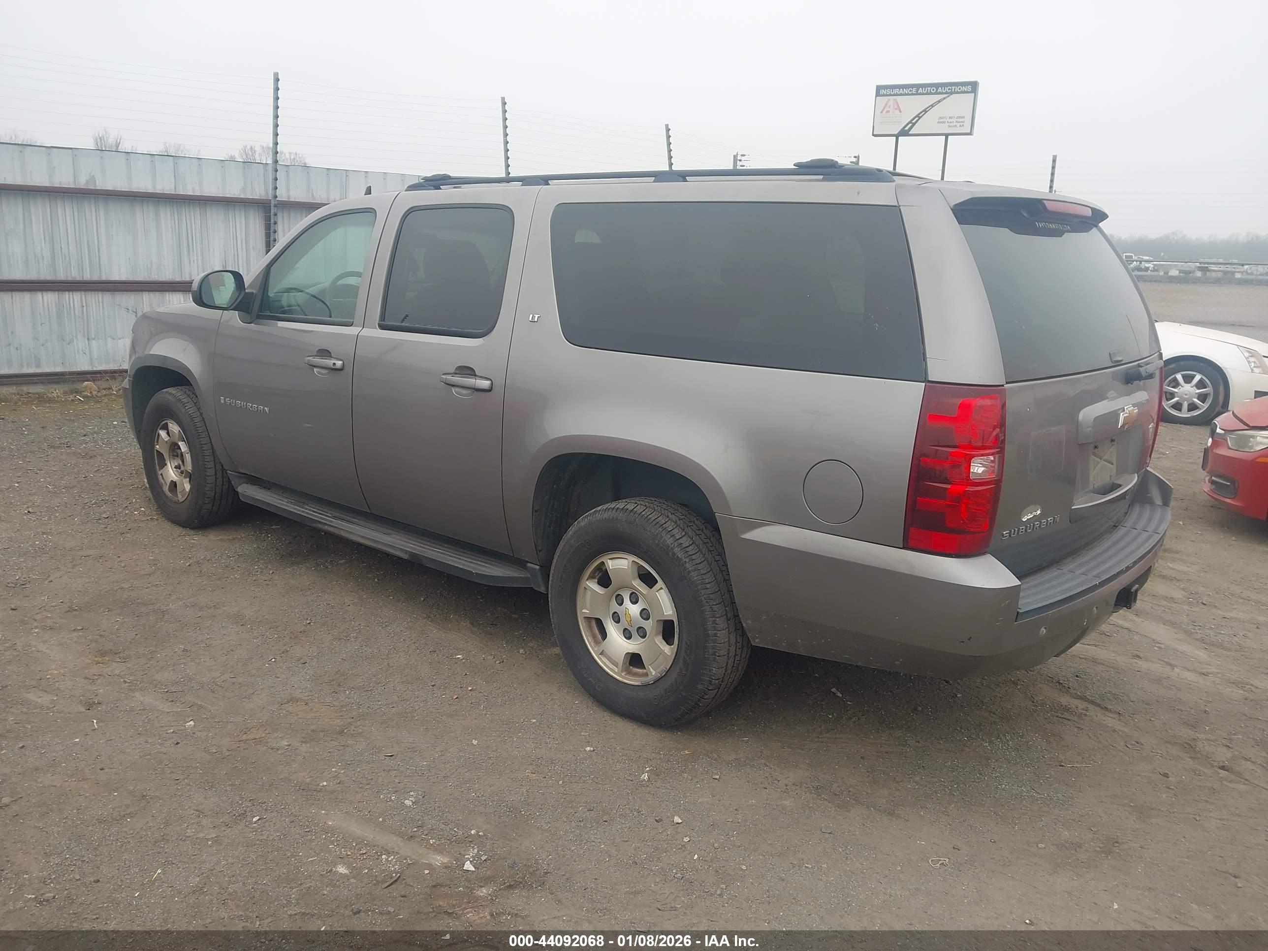 CHEVROLET SUBURBAN image 3