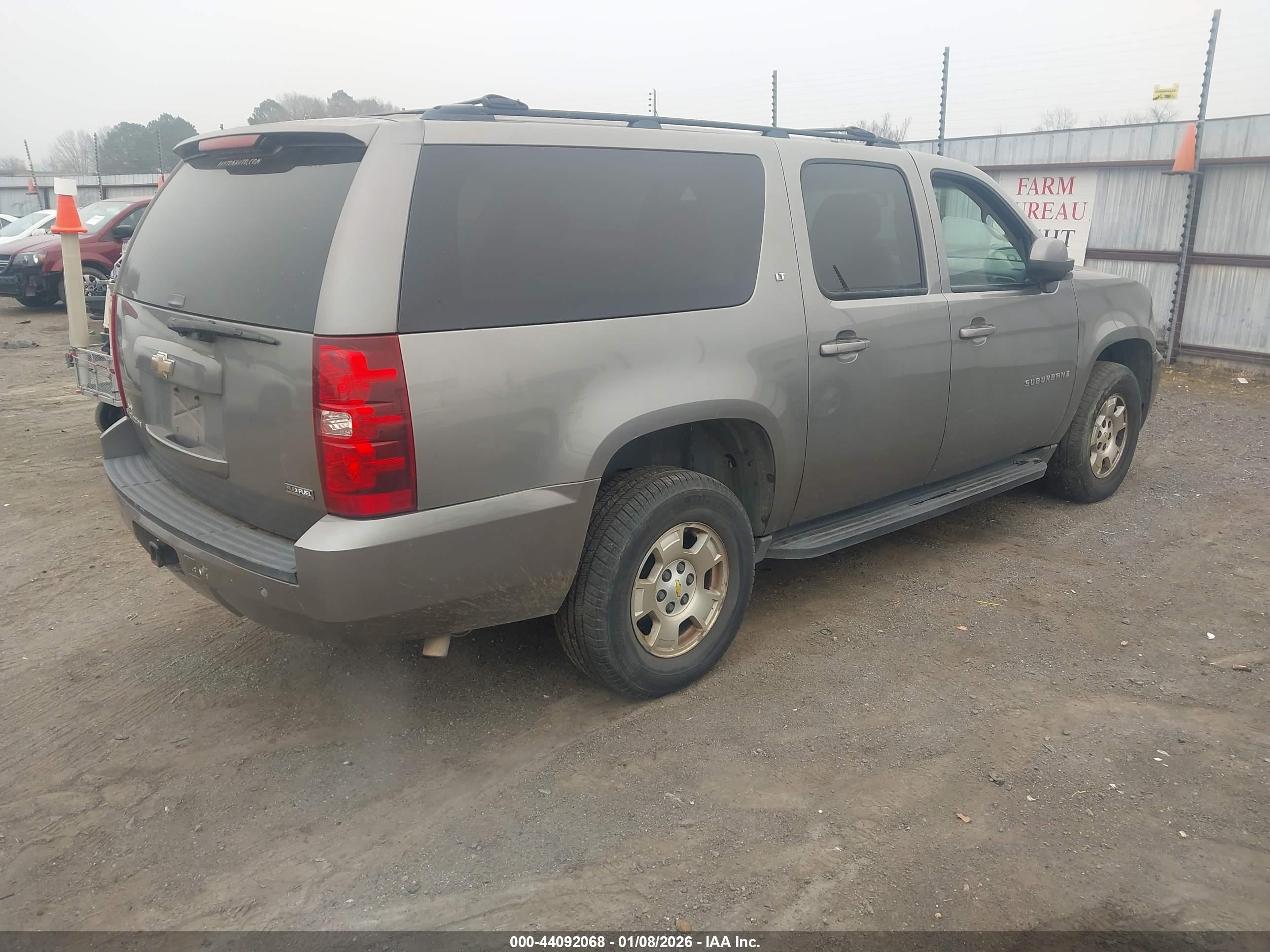 CHEVROLET SUBURBAN image 4