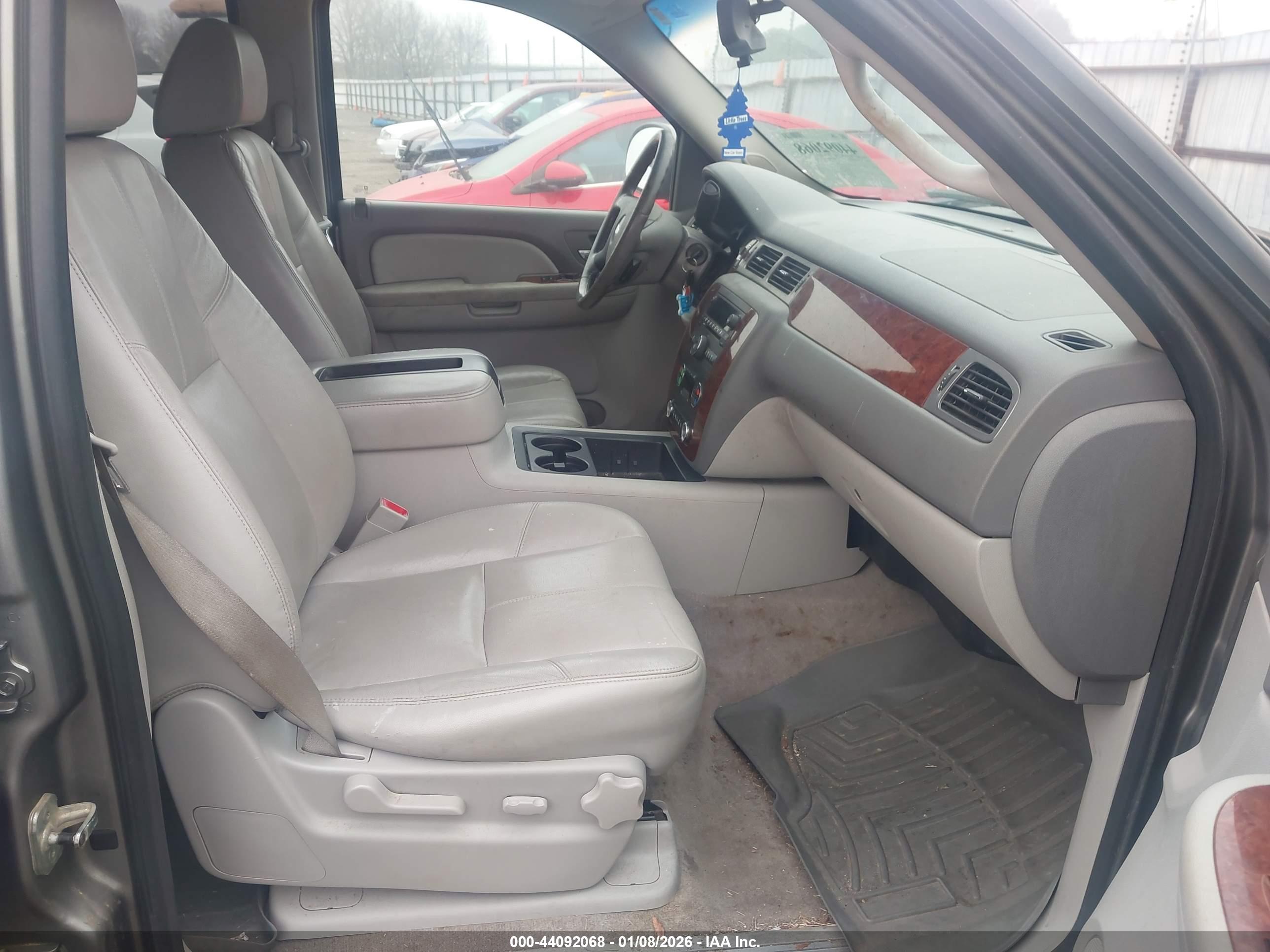 CHEVROLET SUBURBAN image 5