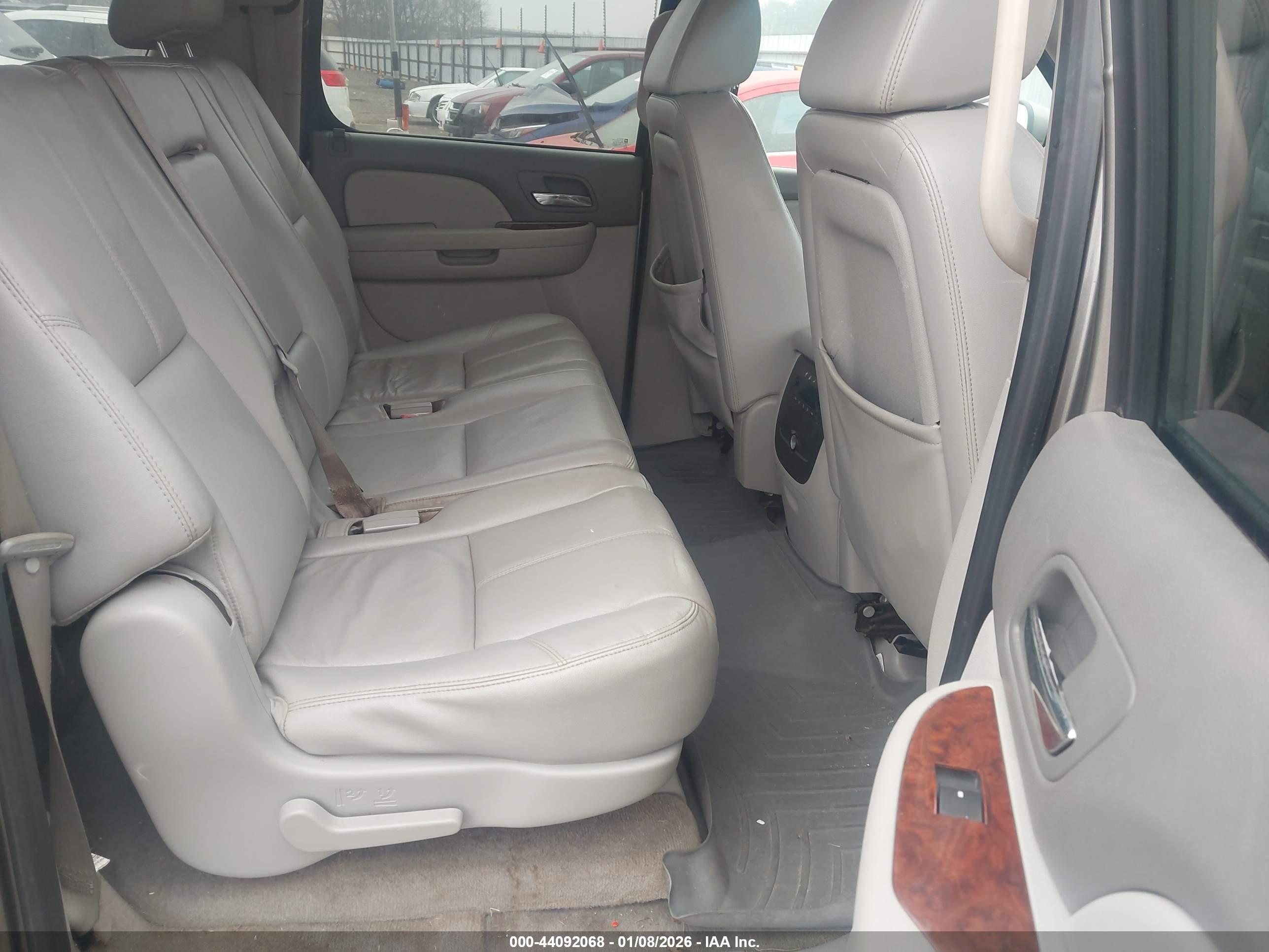 CHEVROLET SUBURBAN image 8