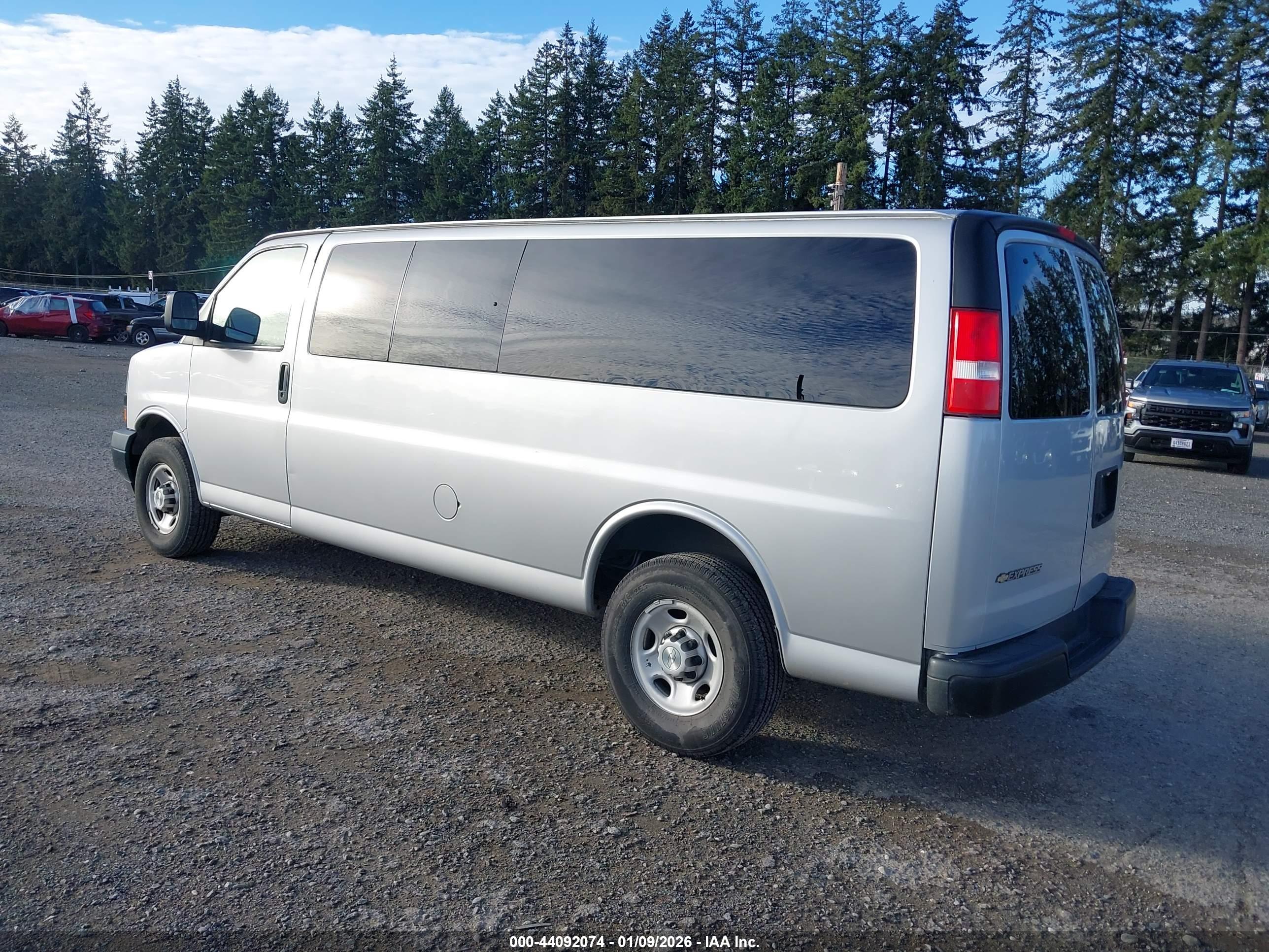 CHEVROLET EXPRESS image 3