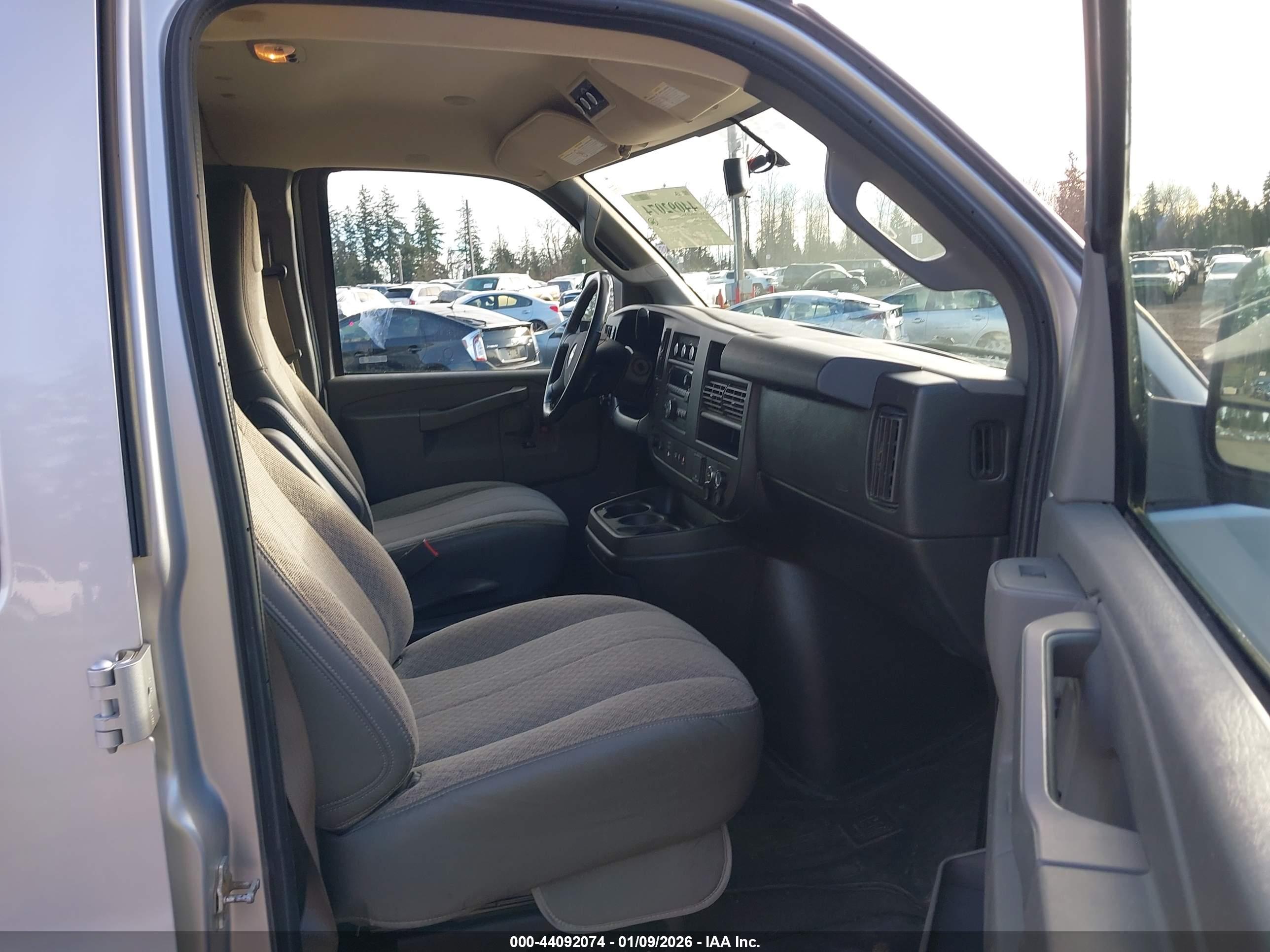 CHEVROLET EXPRESS image 5