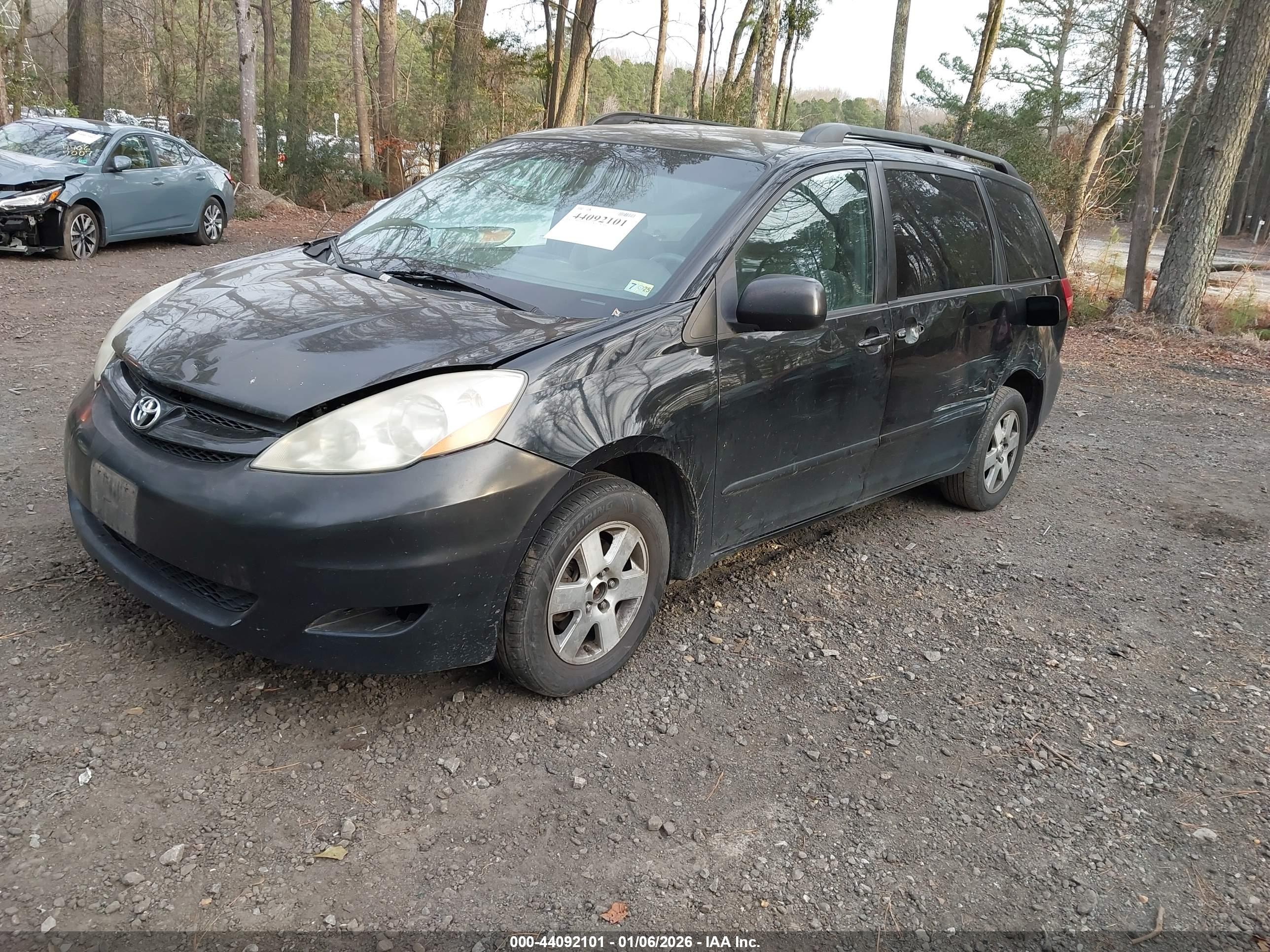 TOYOTA SIENNA image 2
