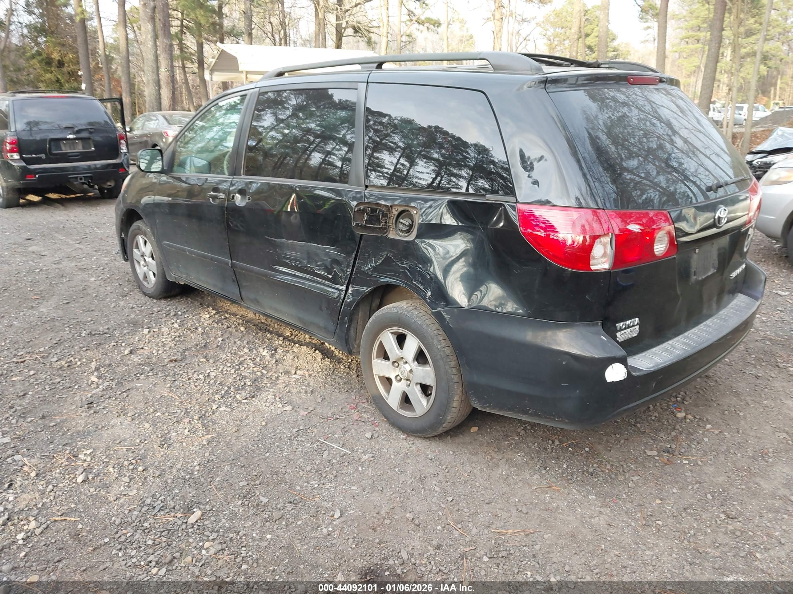 TOYOTA SIENNA image 3