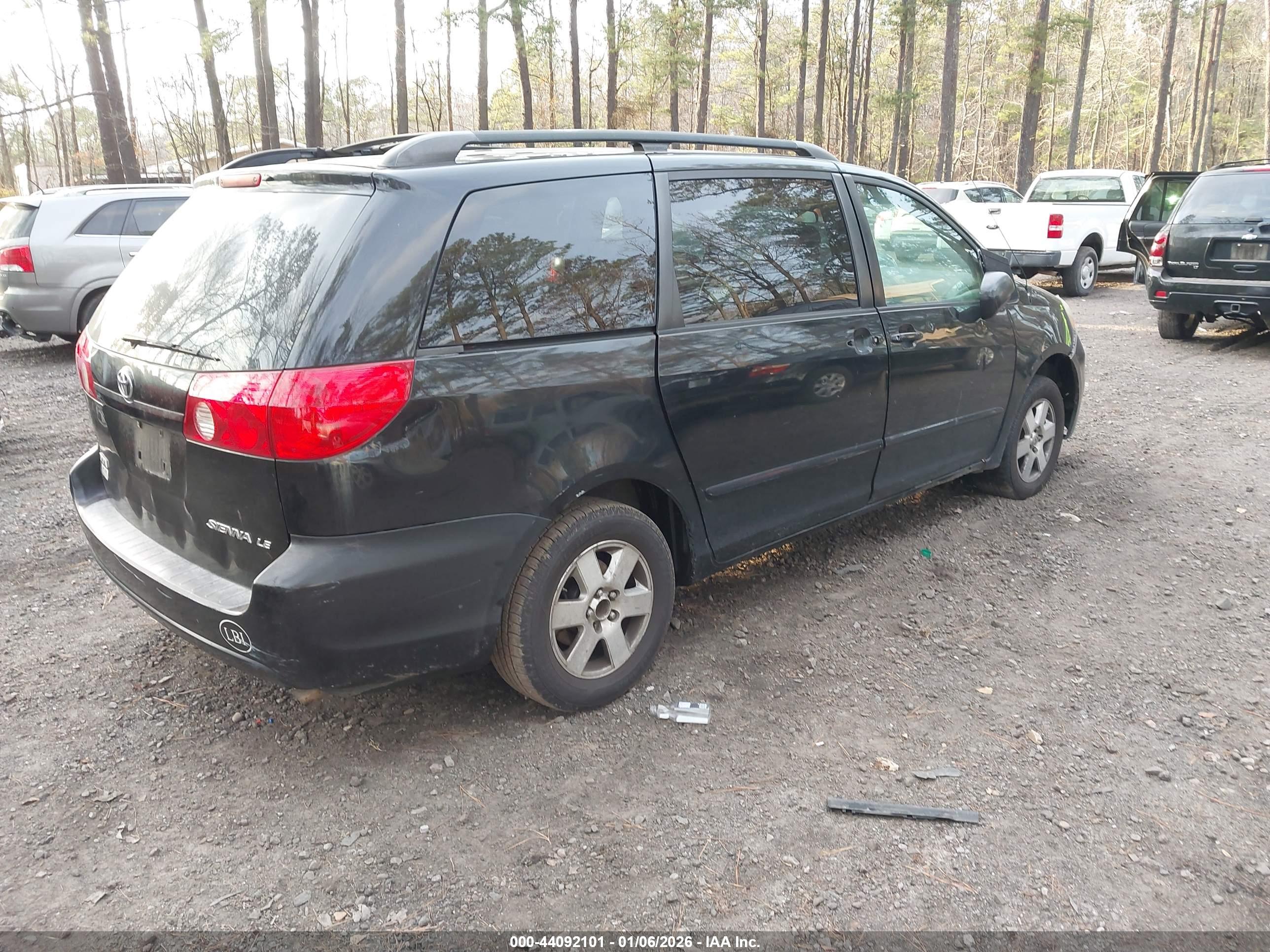 TOYOTA SIENNA image 4