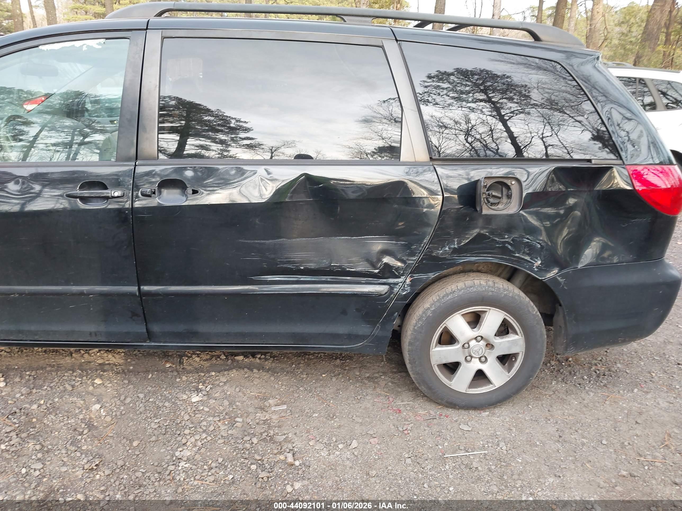TOYOTA SIENNA image 6