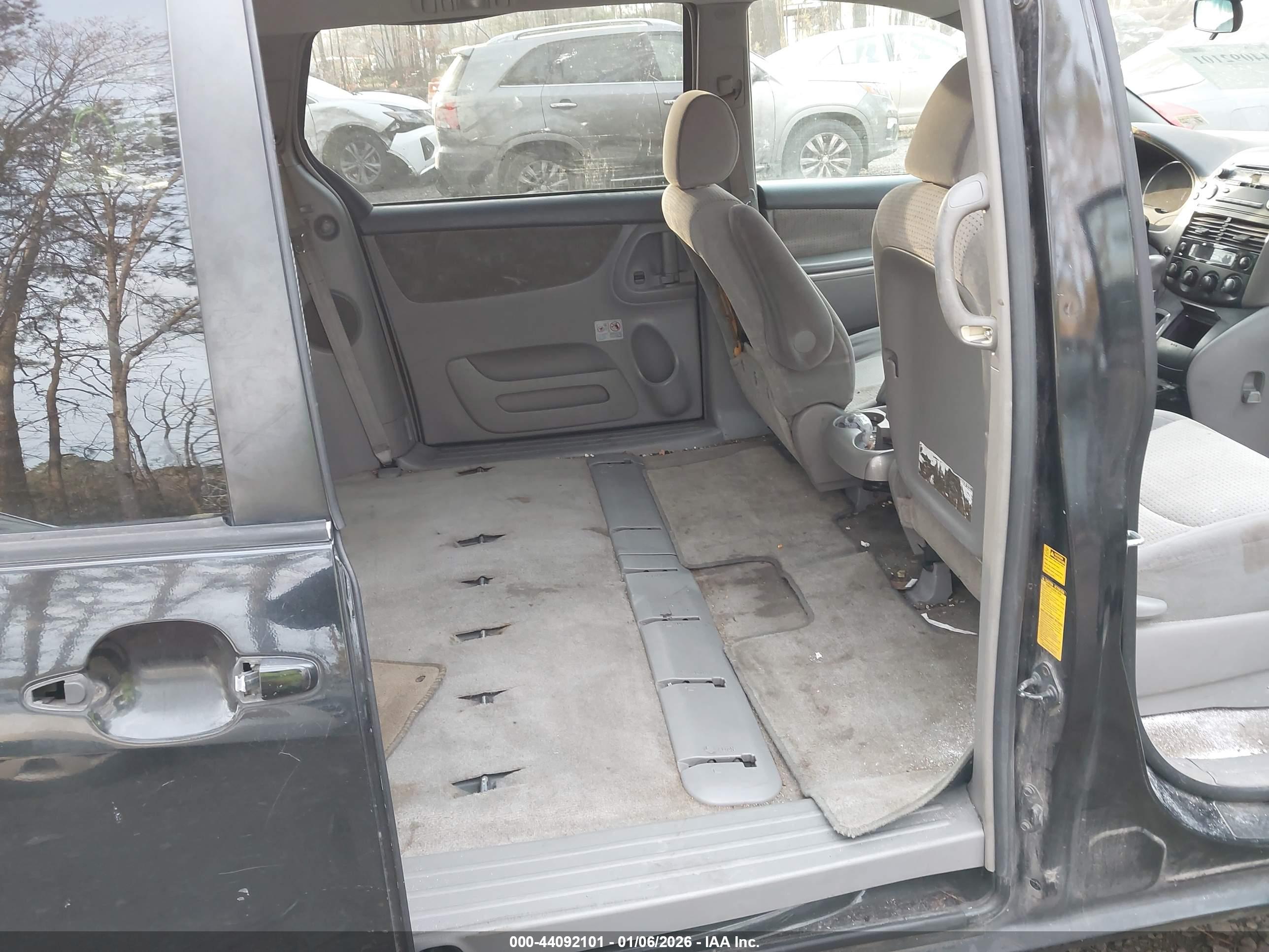 TOYOTA SIENNA image 8