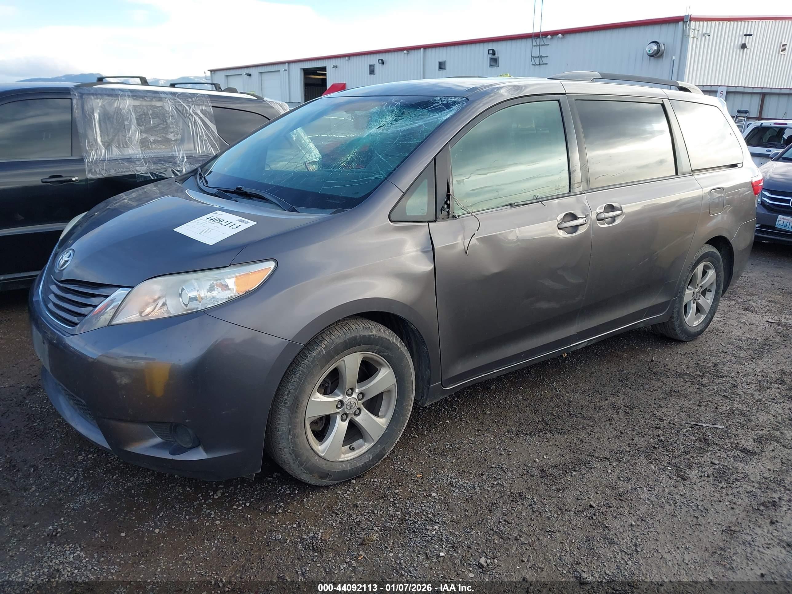 TOYOTA SIENNA image 2