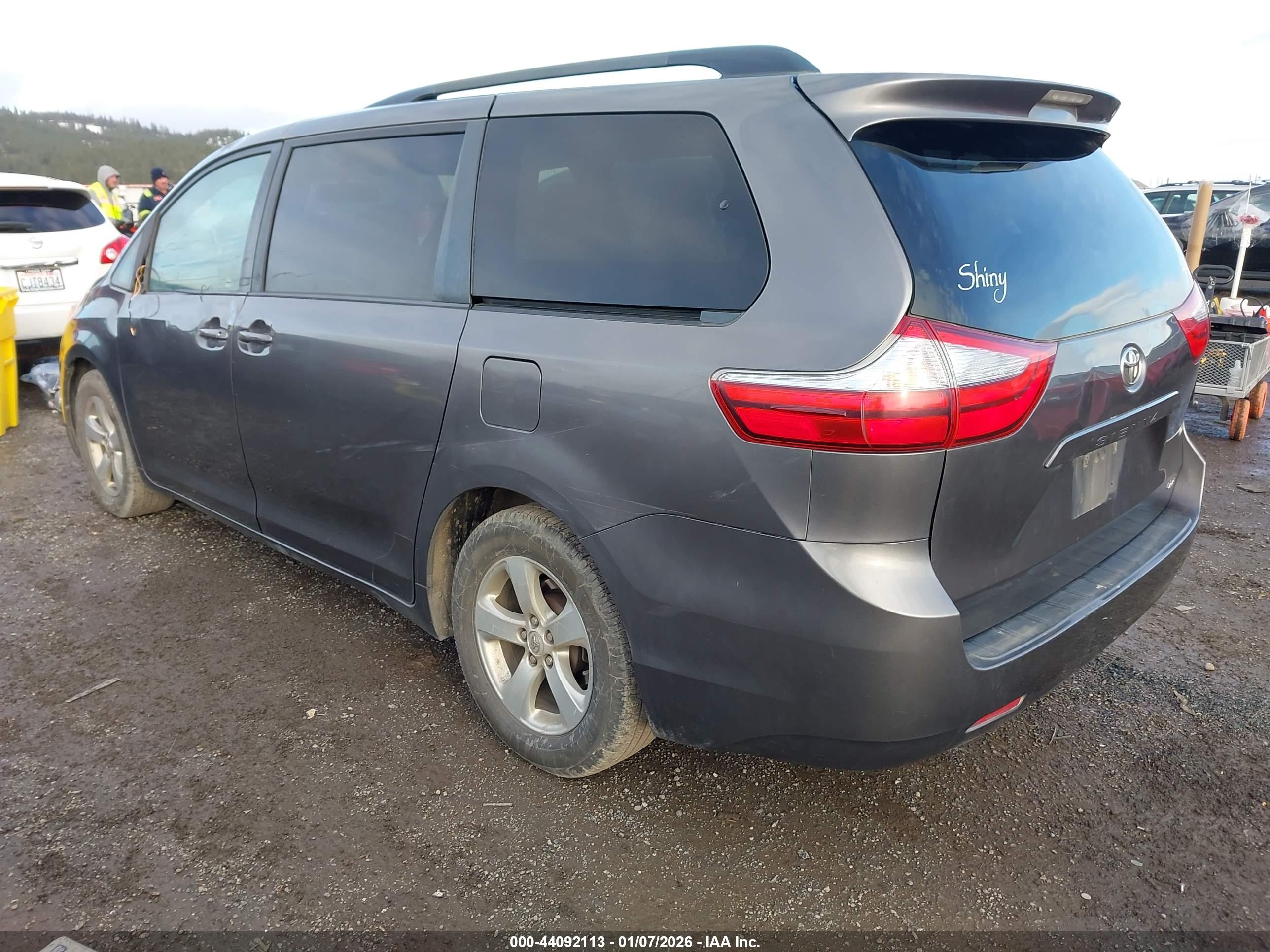 TOYOTA SIENNA image 3