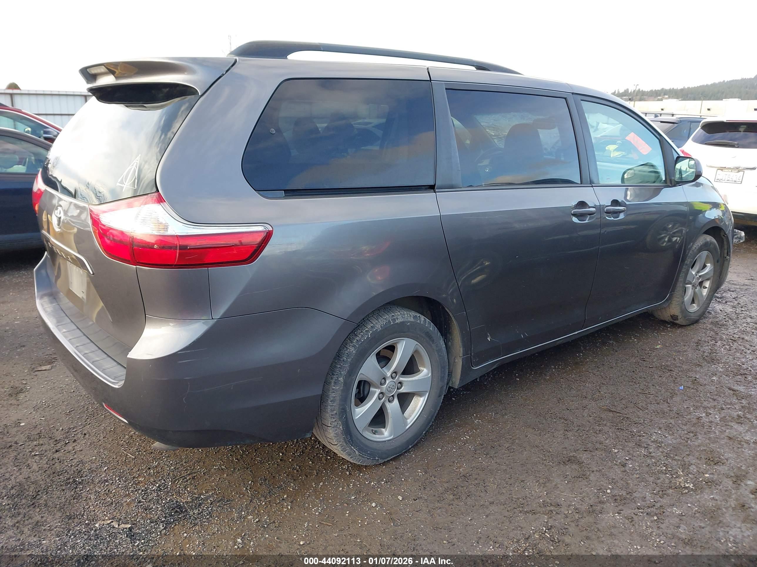 TOYOTA SIENNA image 4