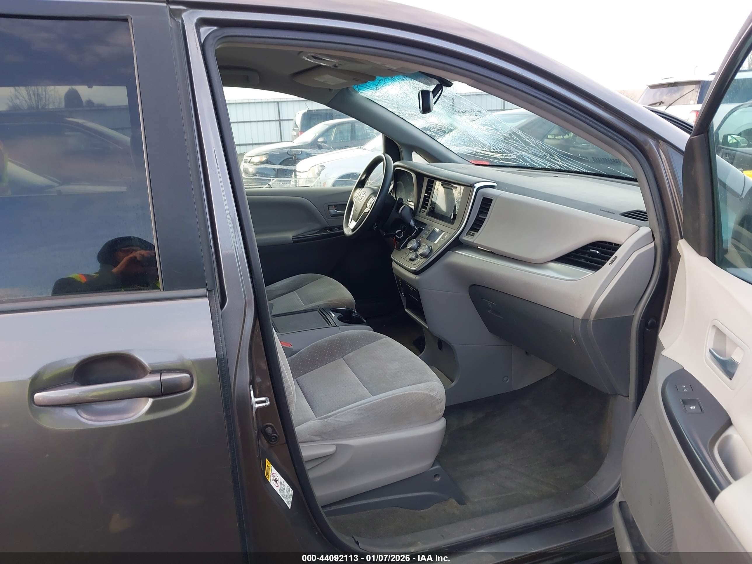 TOYOTA SIENNA image 5