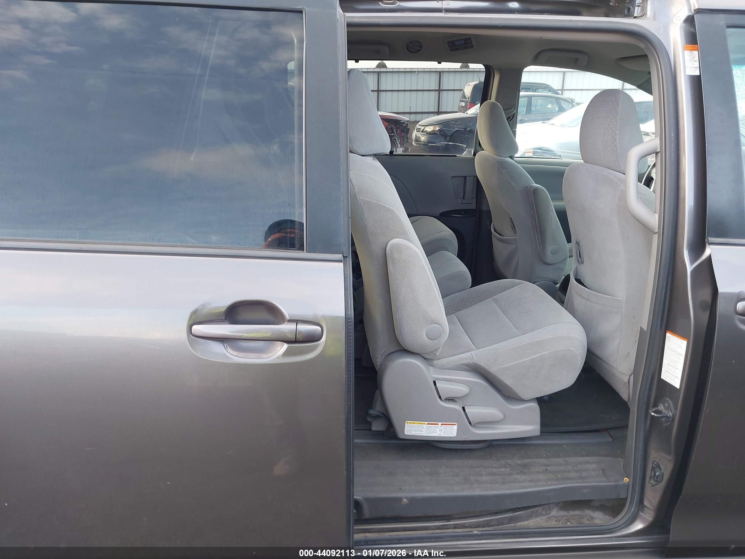 TOYOTA SIENNA image 8