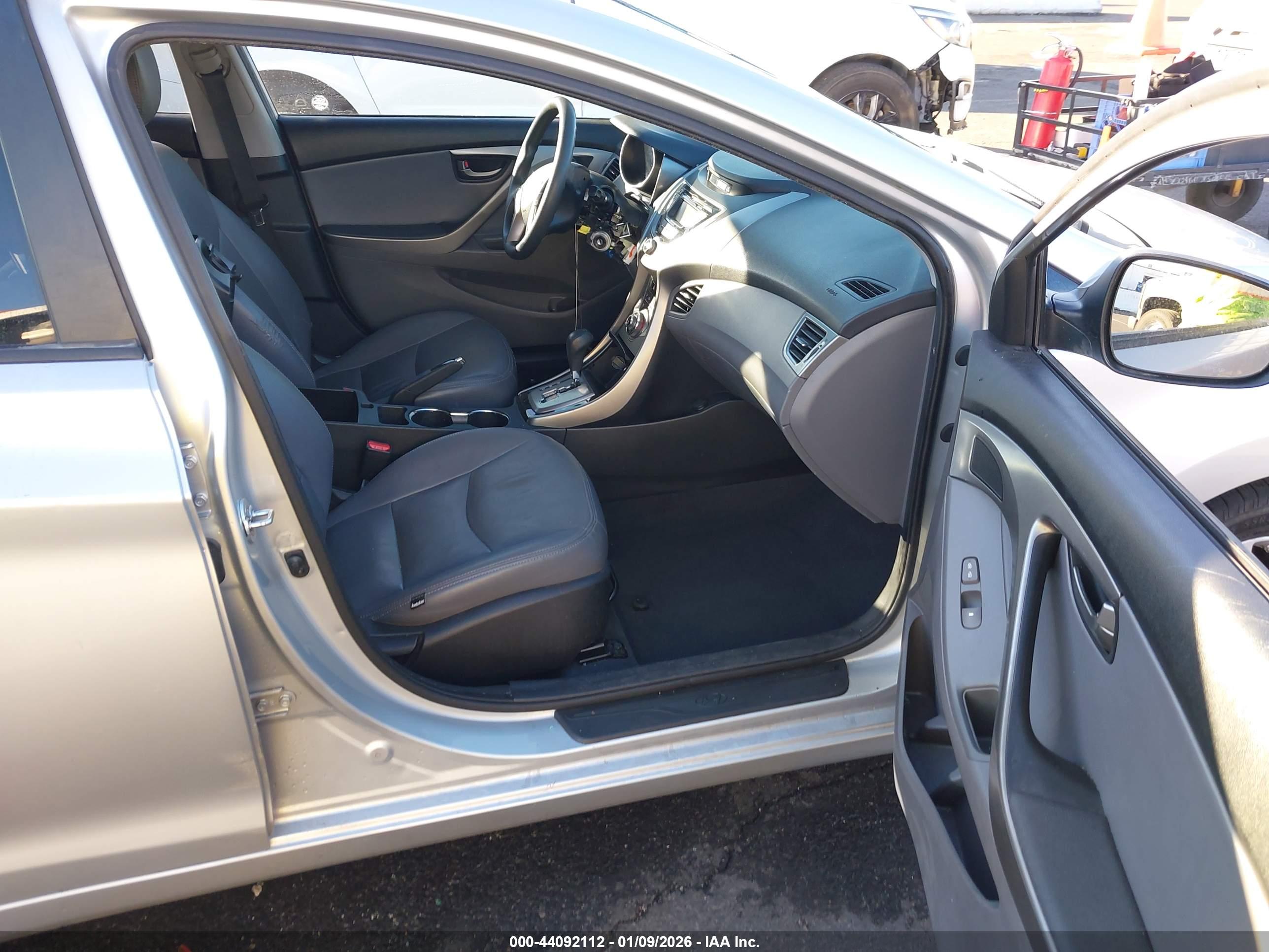 HYUNDAI ELANTRA image 5