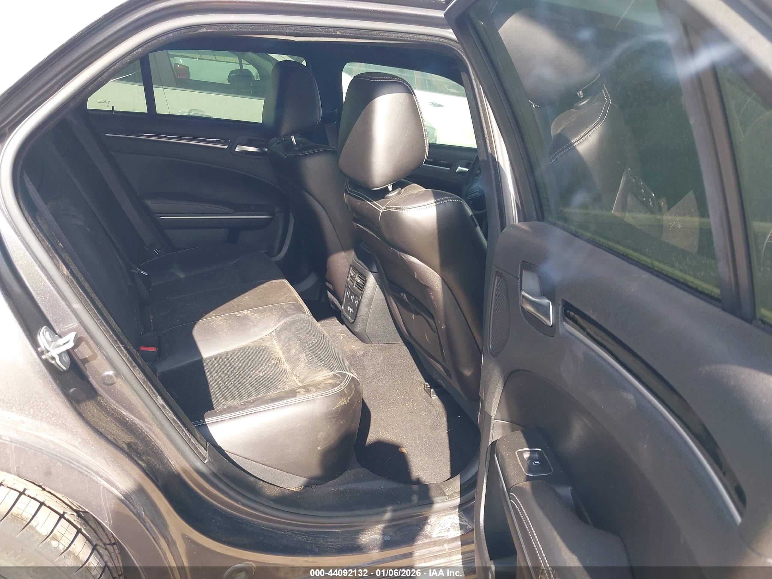 CHRYSLER 300 image 8
