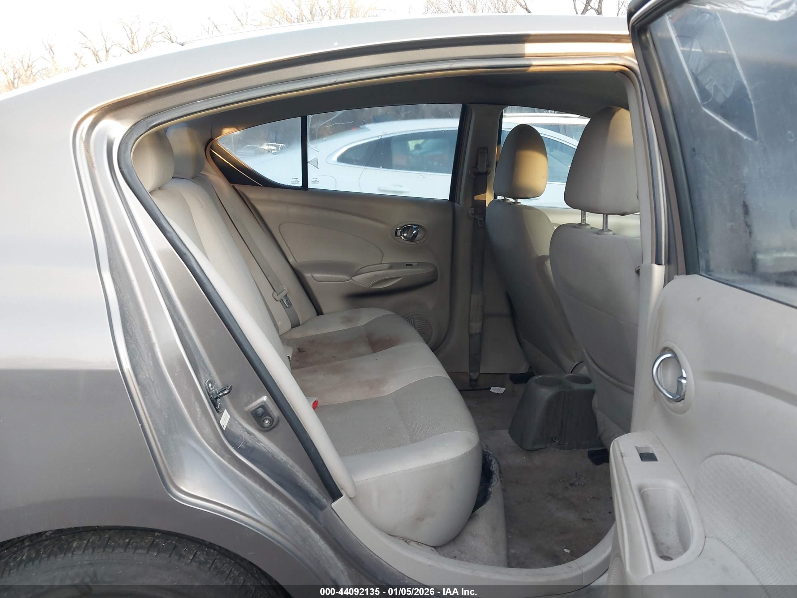 NISSAN VERSA image 8