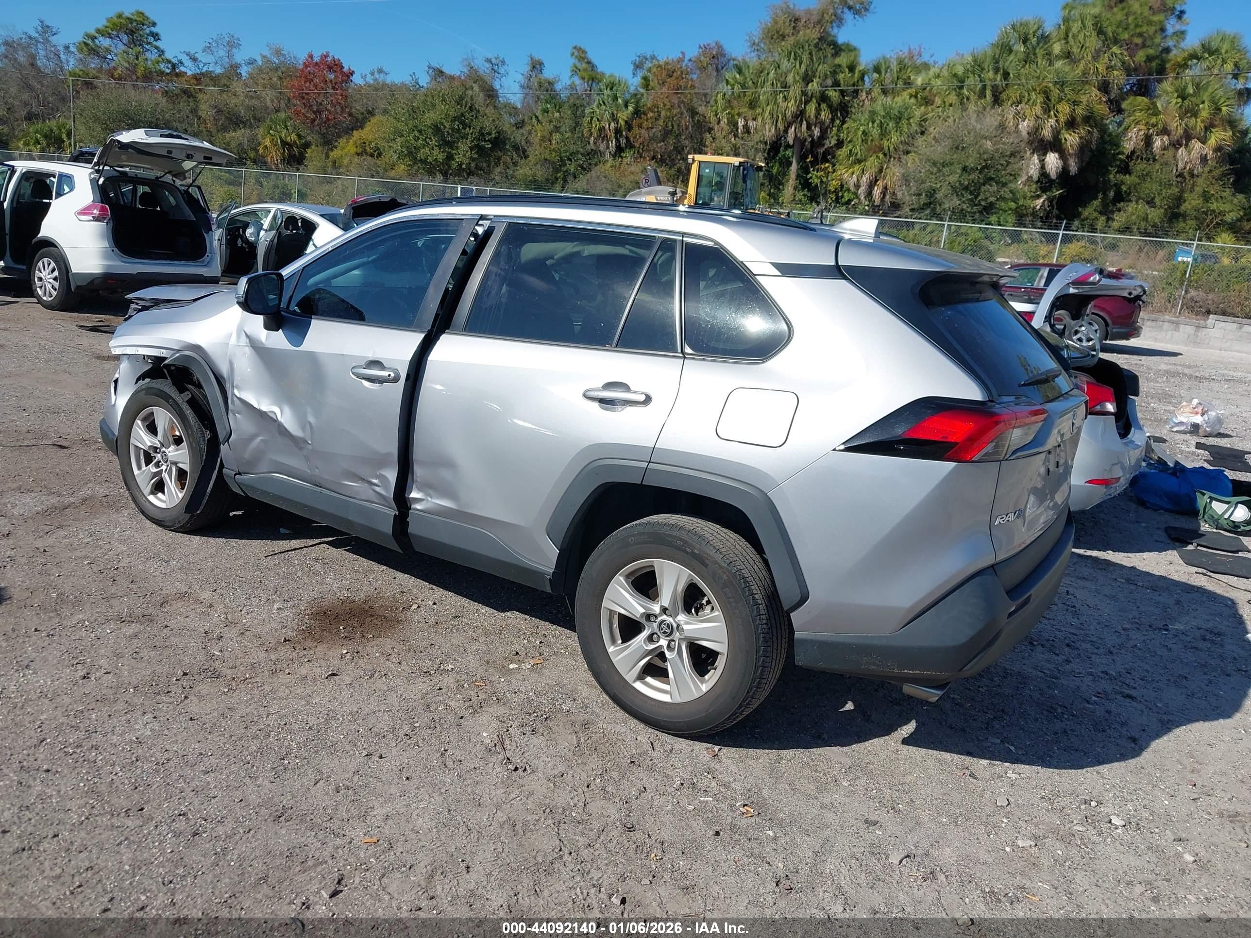 TOYOTA RAV4 image 3