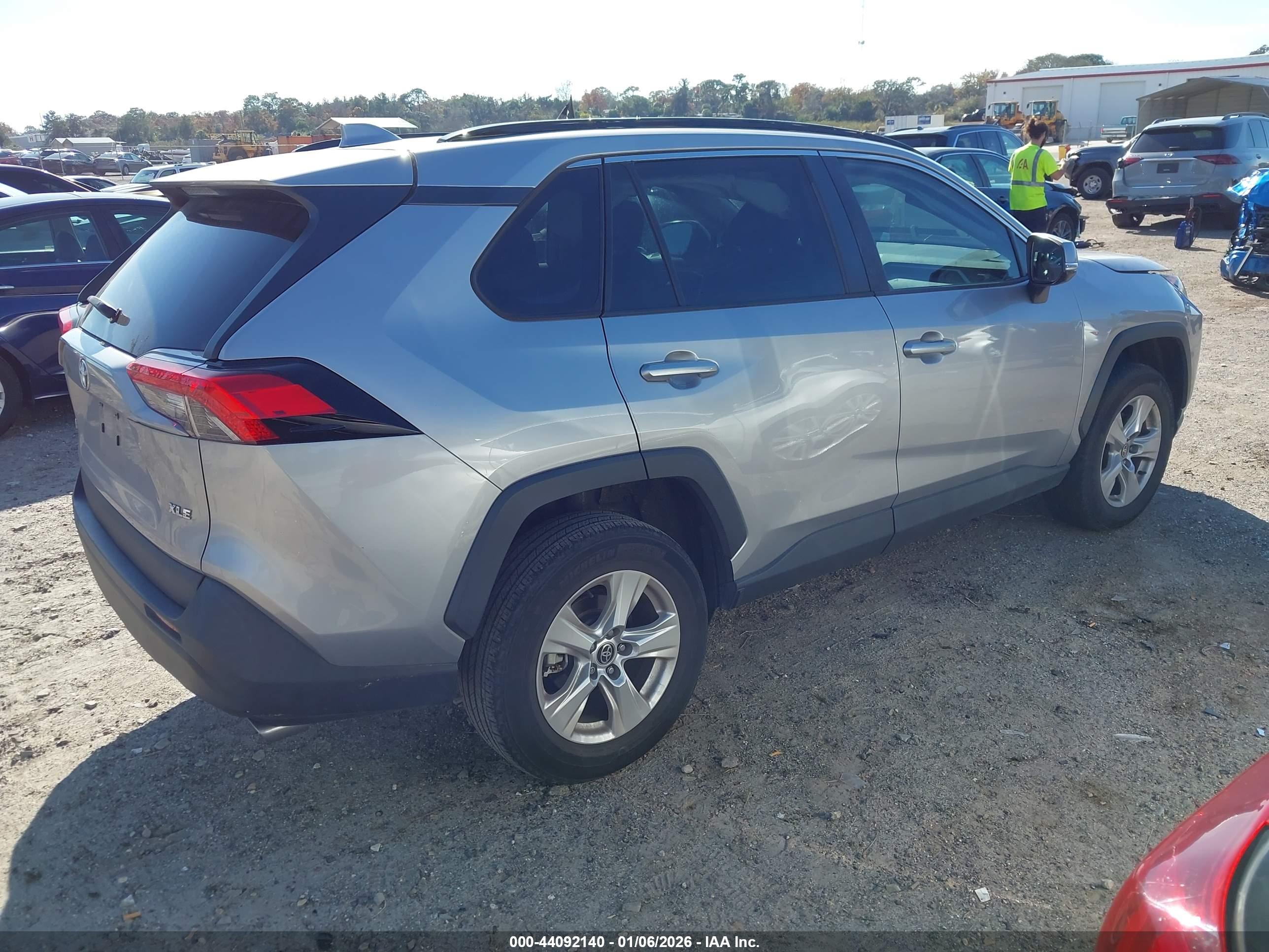 TOYOTA RAV4 image 4