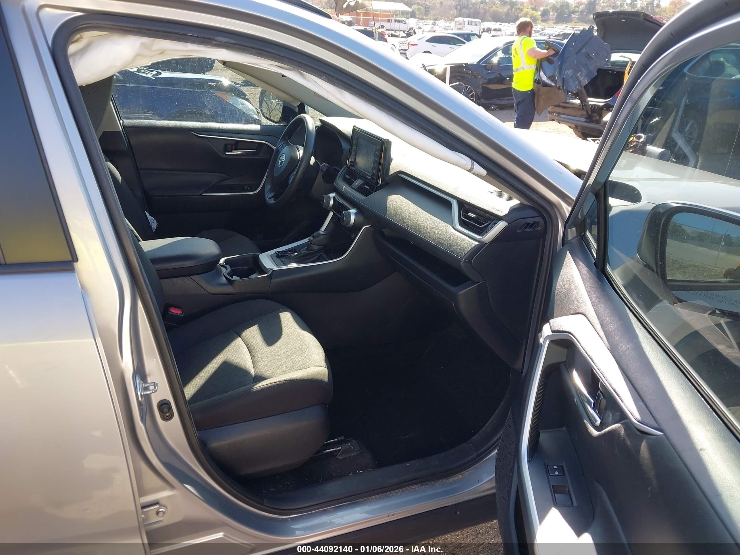 TOYOTA RAV4 image 5