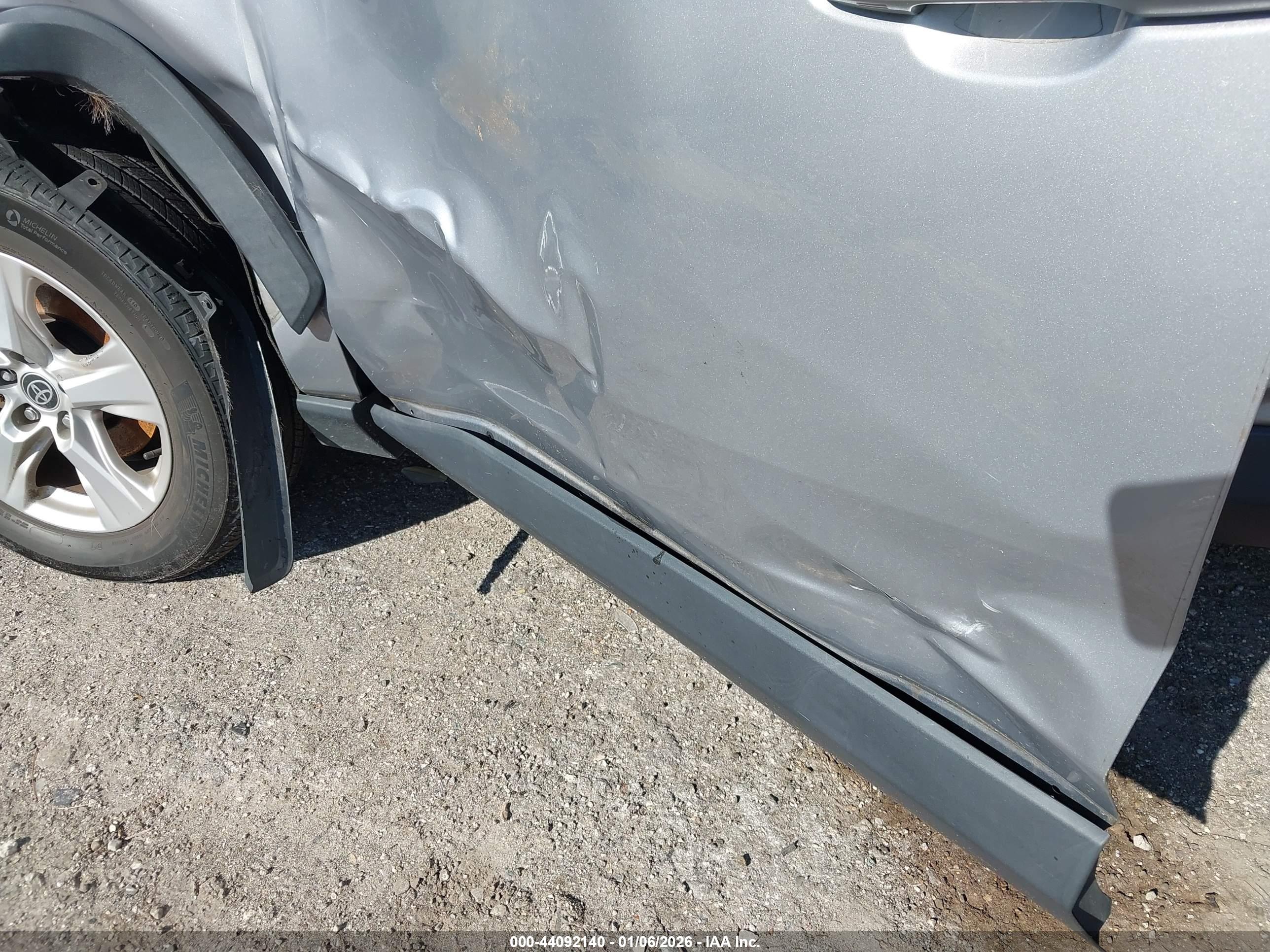 TOYOTA RAV4 image 6