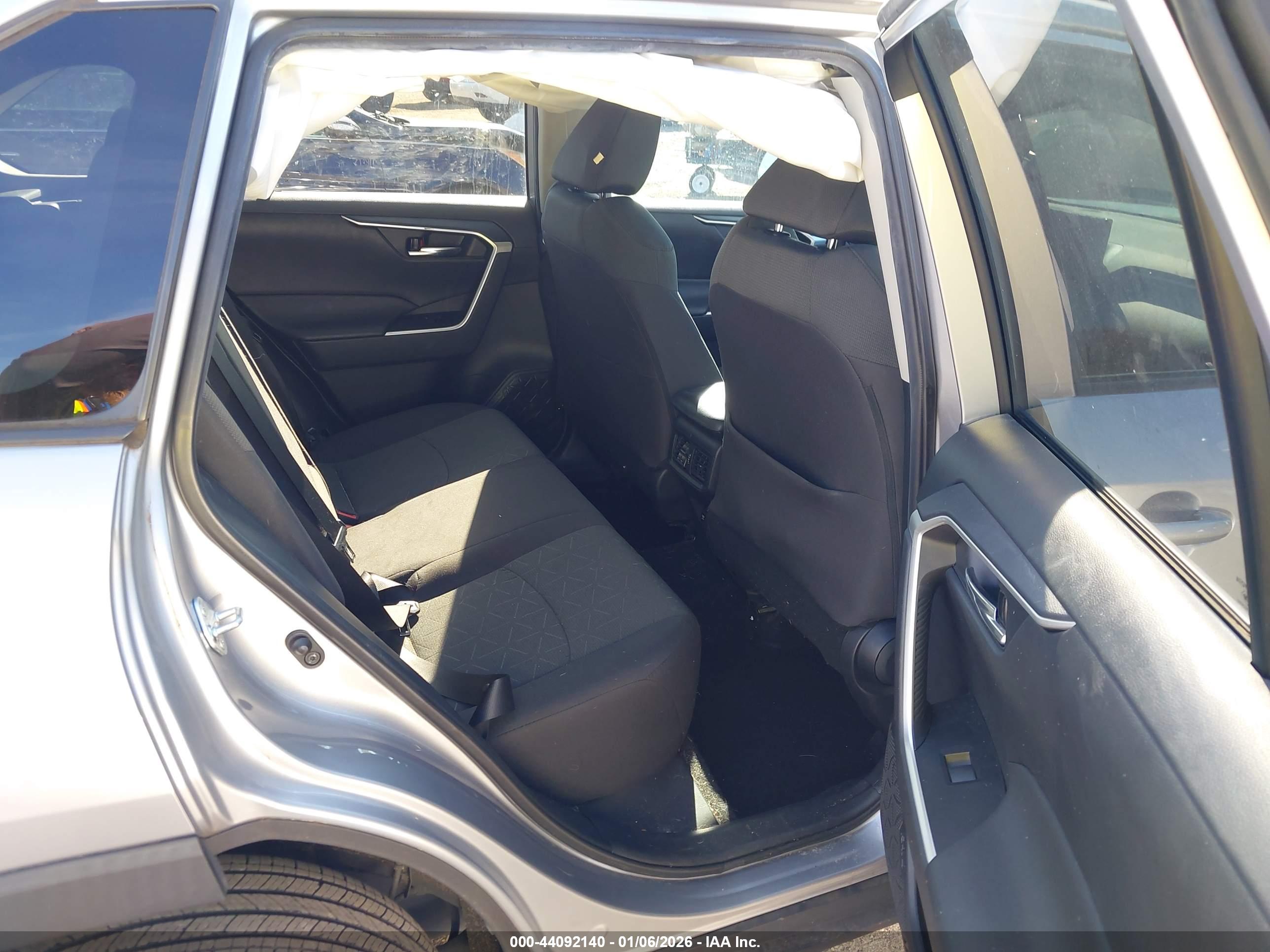 TOYOTA RAV4 image 8
