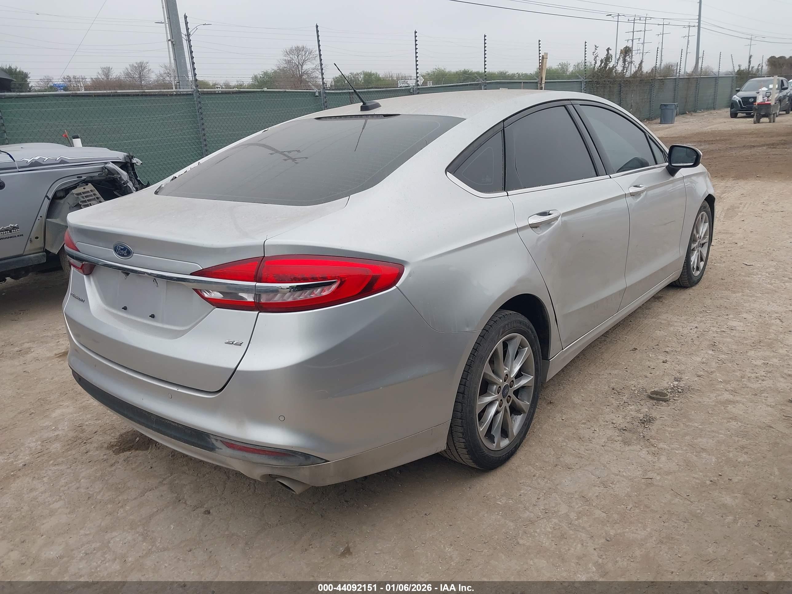 FORD FUSION image 4
