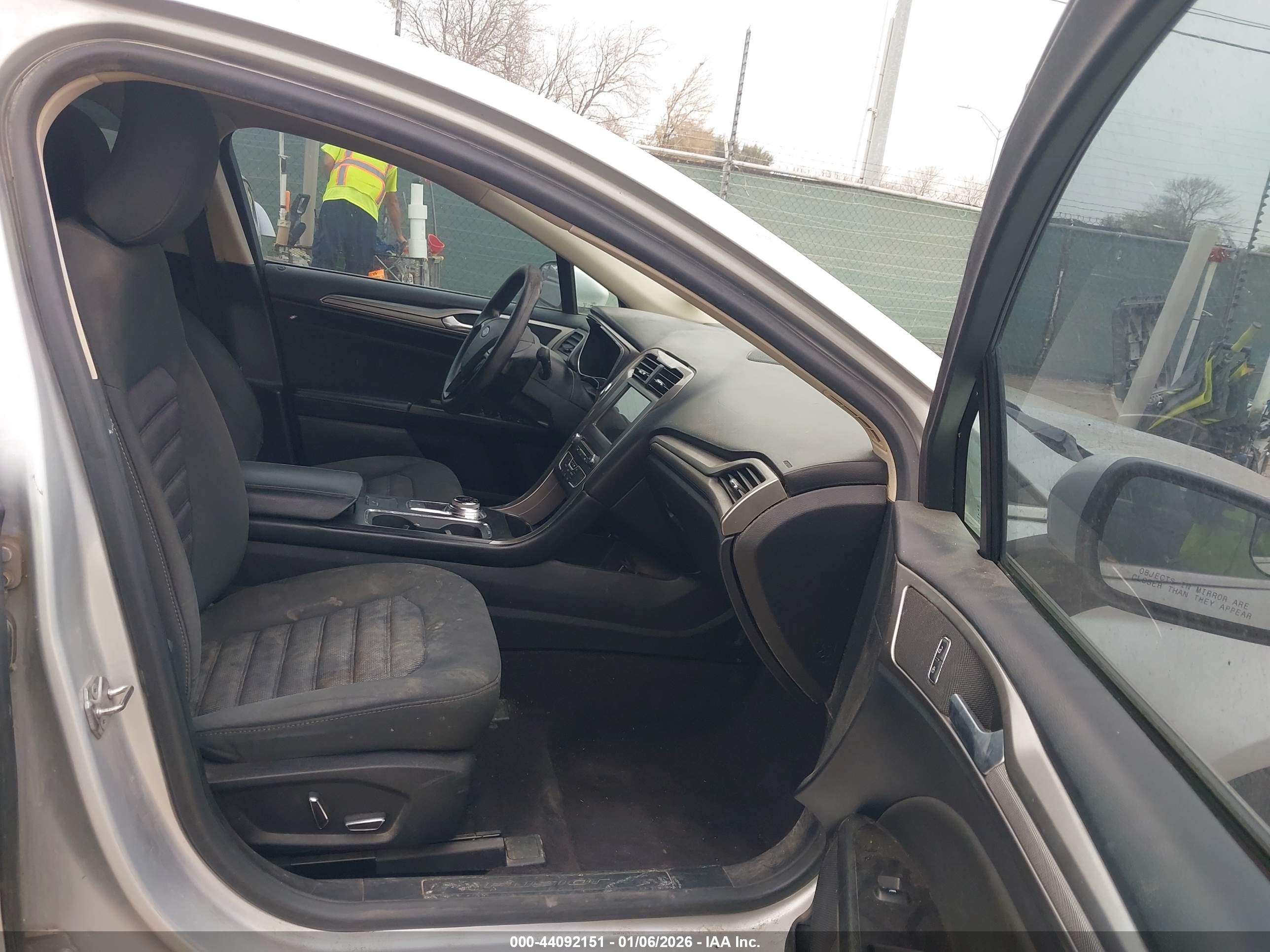 FORD FUSION image 5