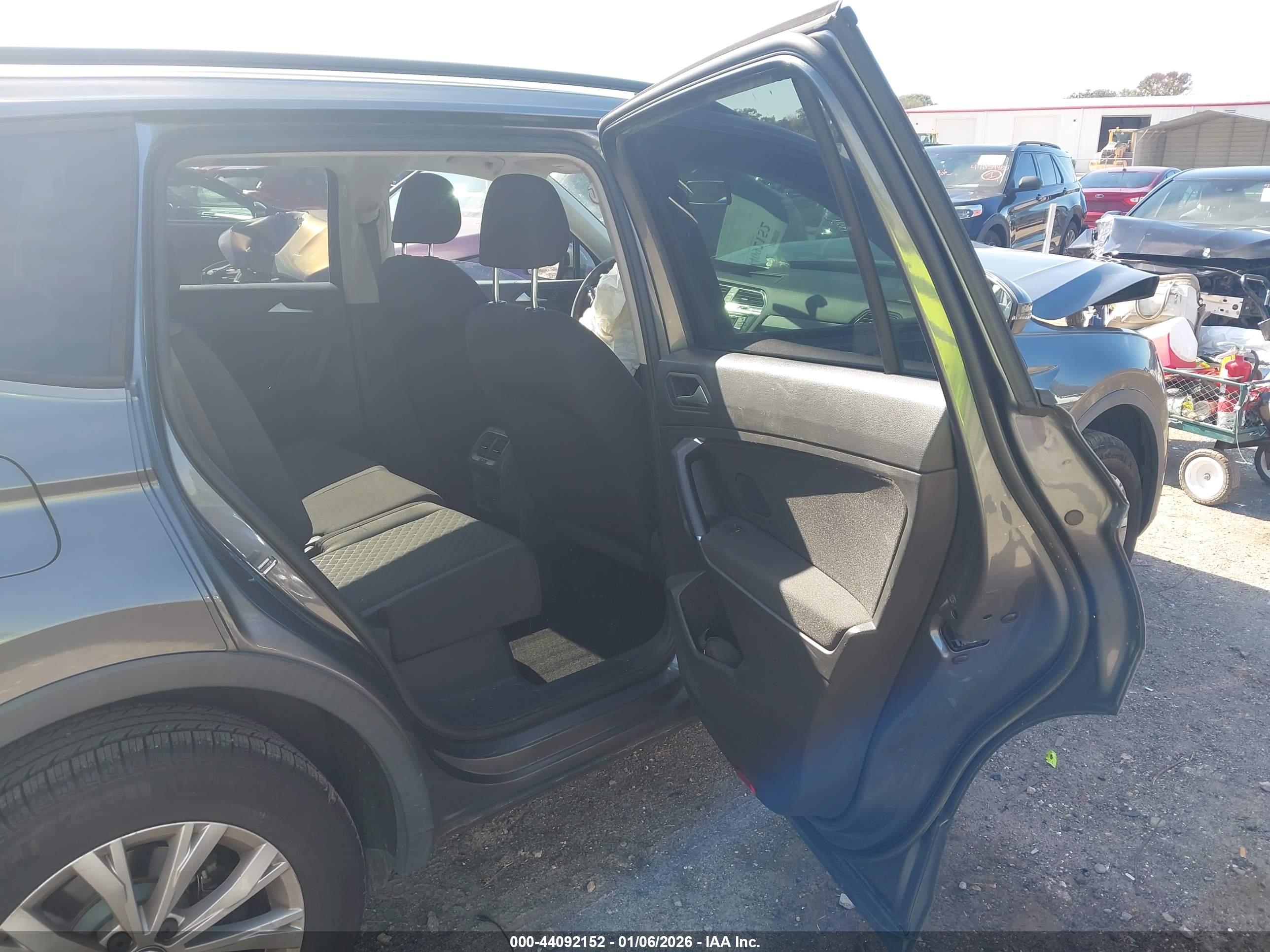 VOLKSWAGEN TIGUAN image 8