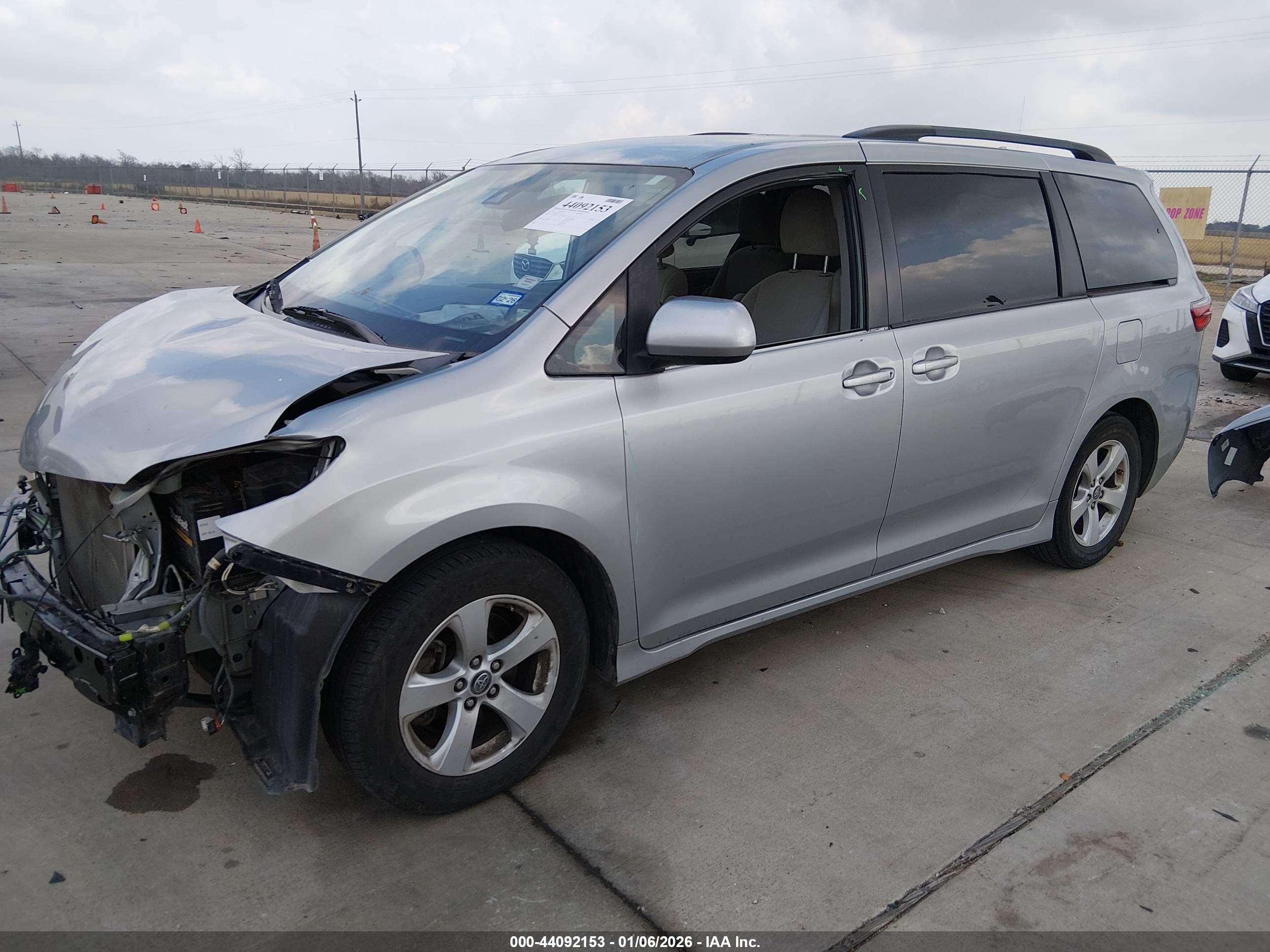 TOYOTA SIENNA image 2