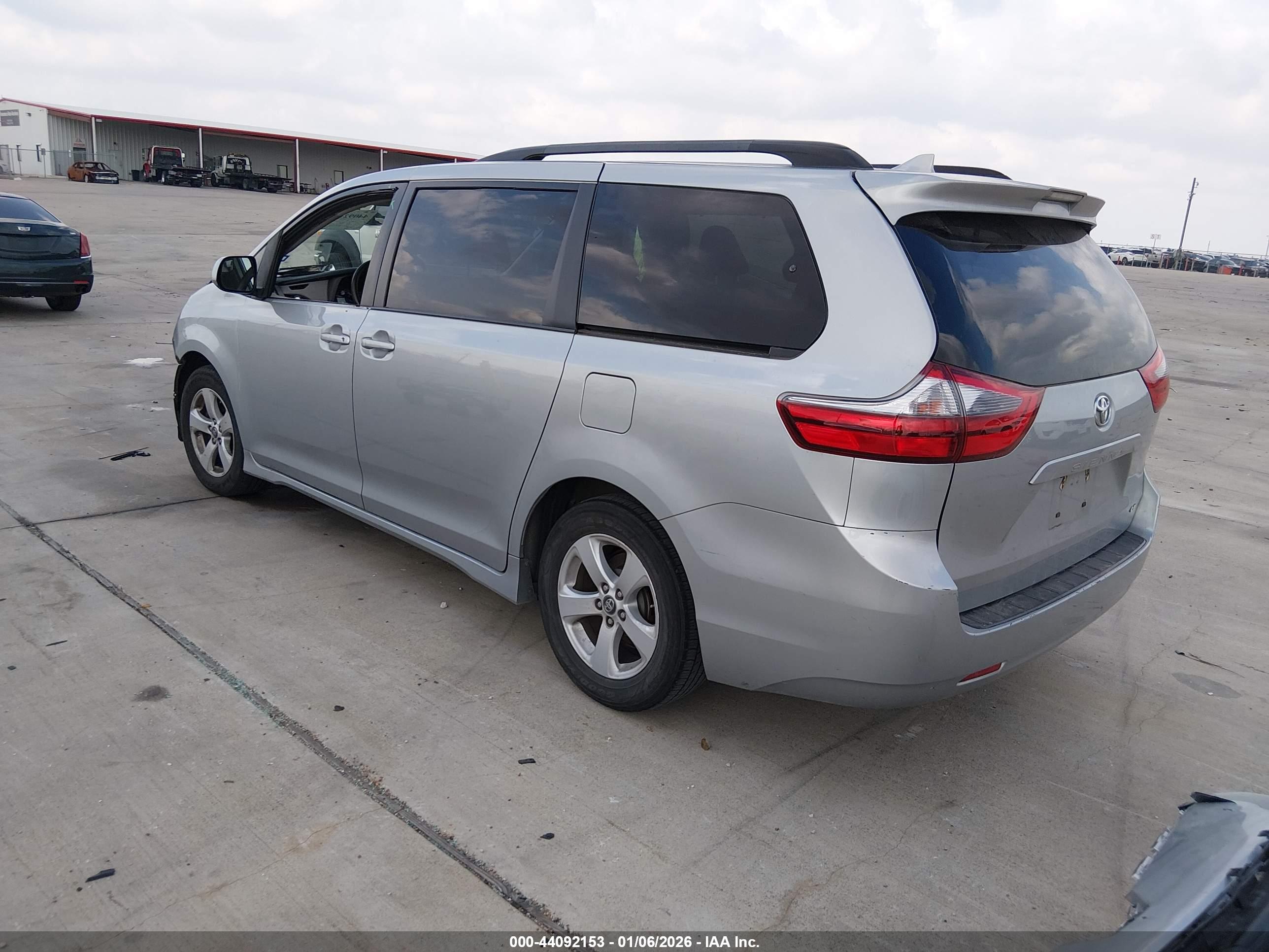 TOYOTA SIENNA image 3