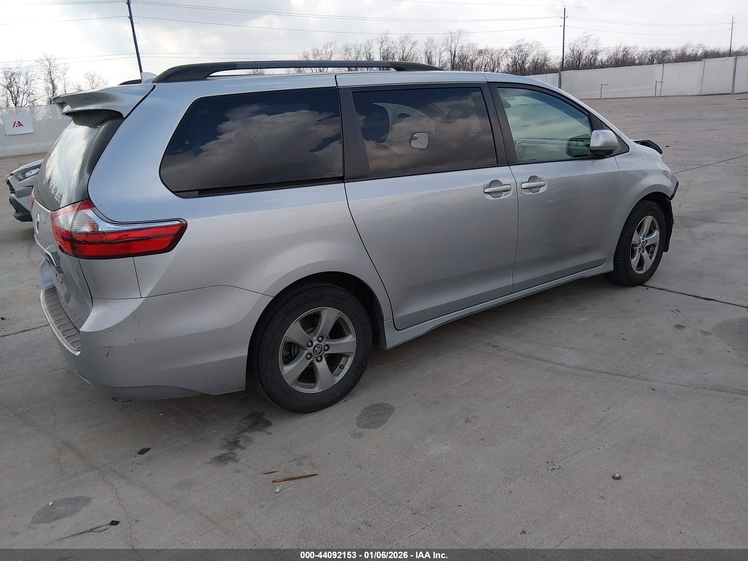 TOYOTA SIENNA image 4