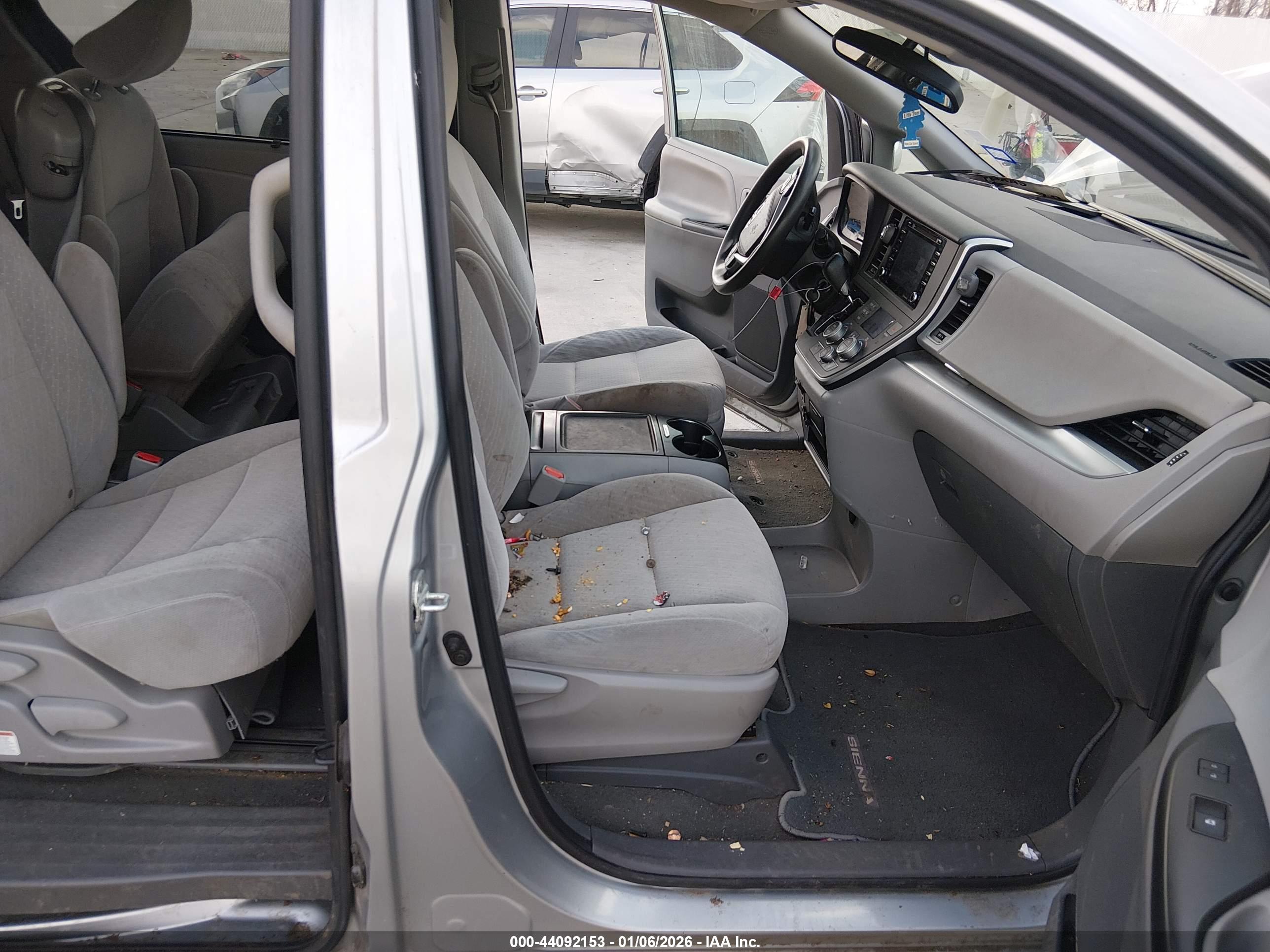 TOYOTA SIENNA image 5