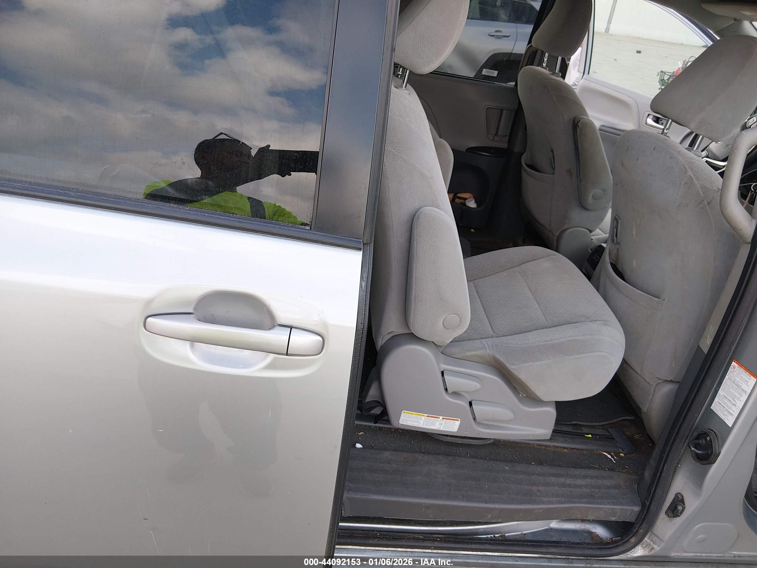 TOYOTA SIENNA image 8
