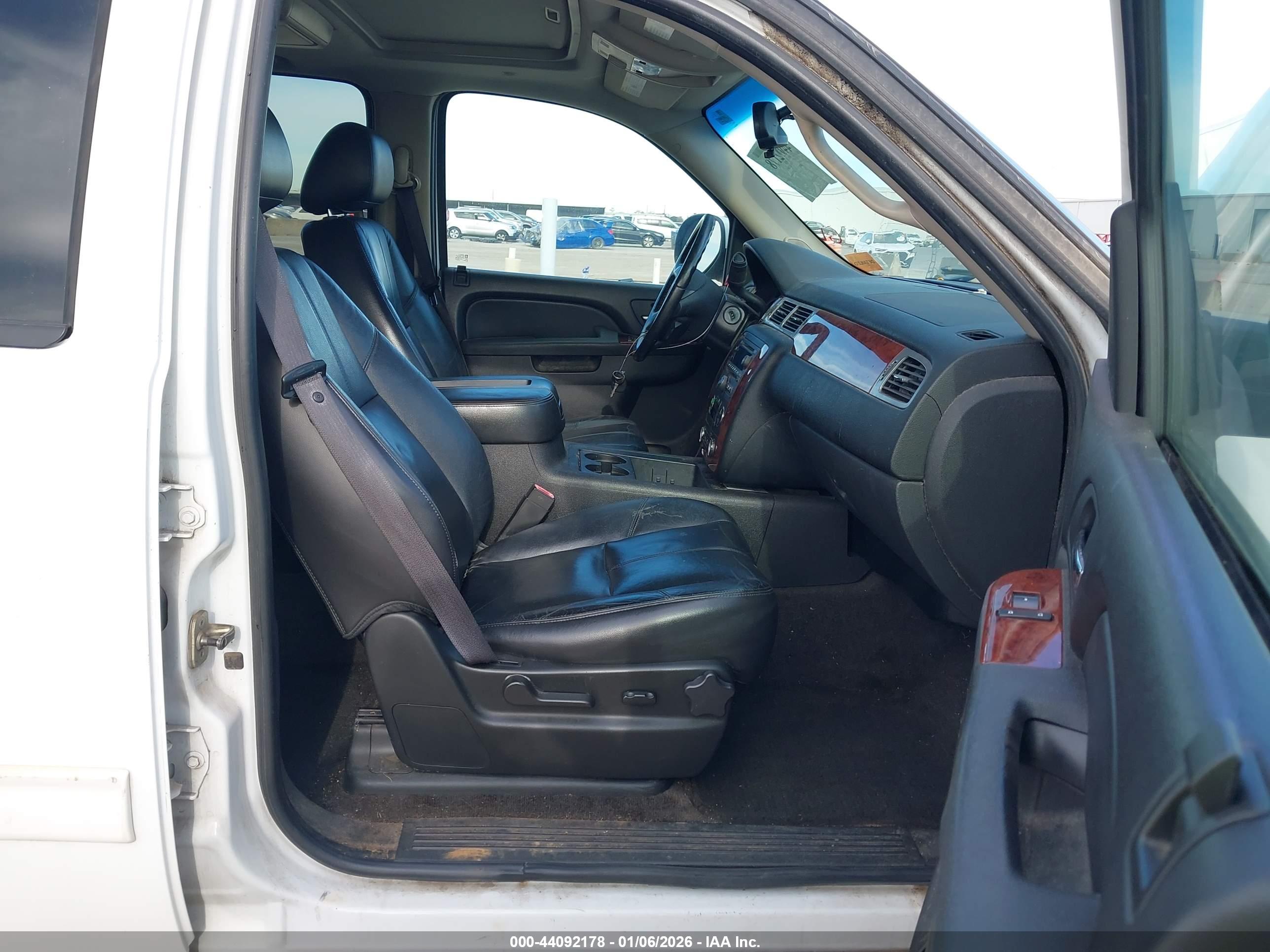 CHEVROLET SUBURBAN image 5