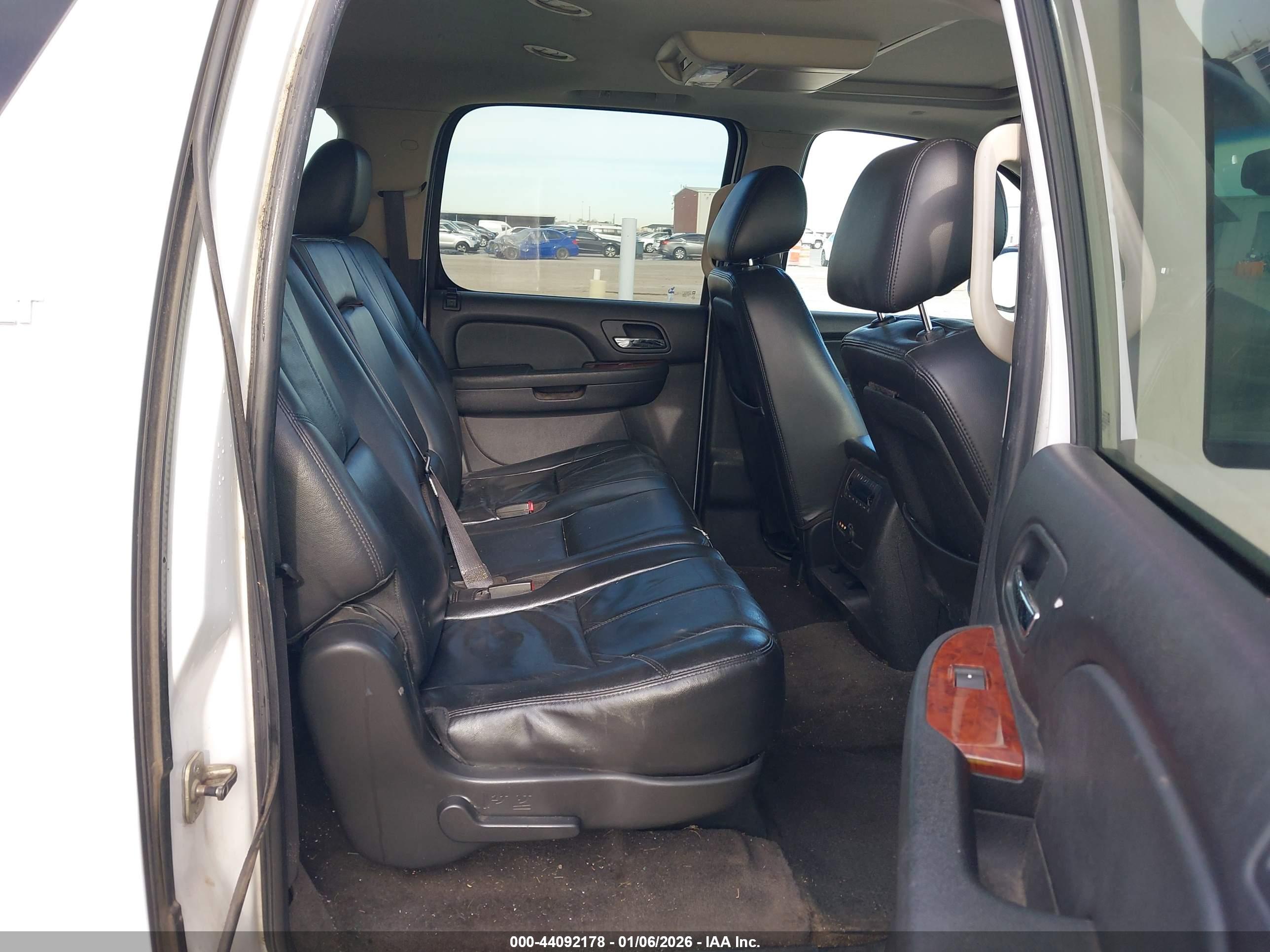 CHEVROLET SUBURBAN image 8