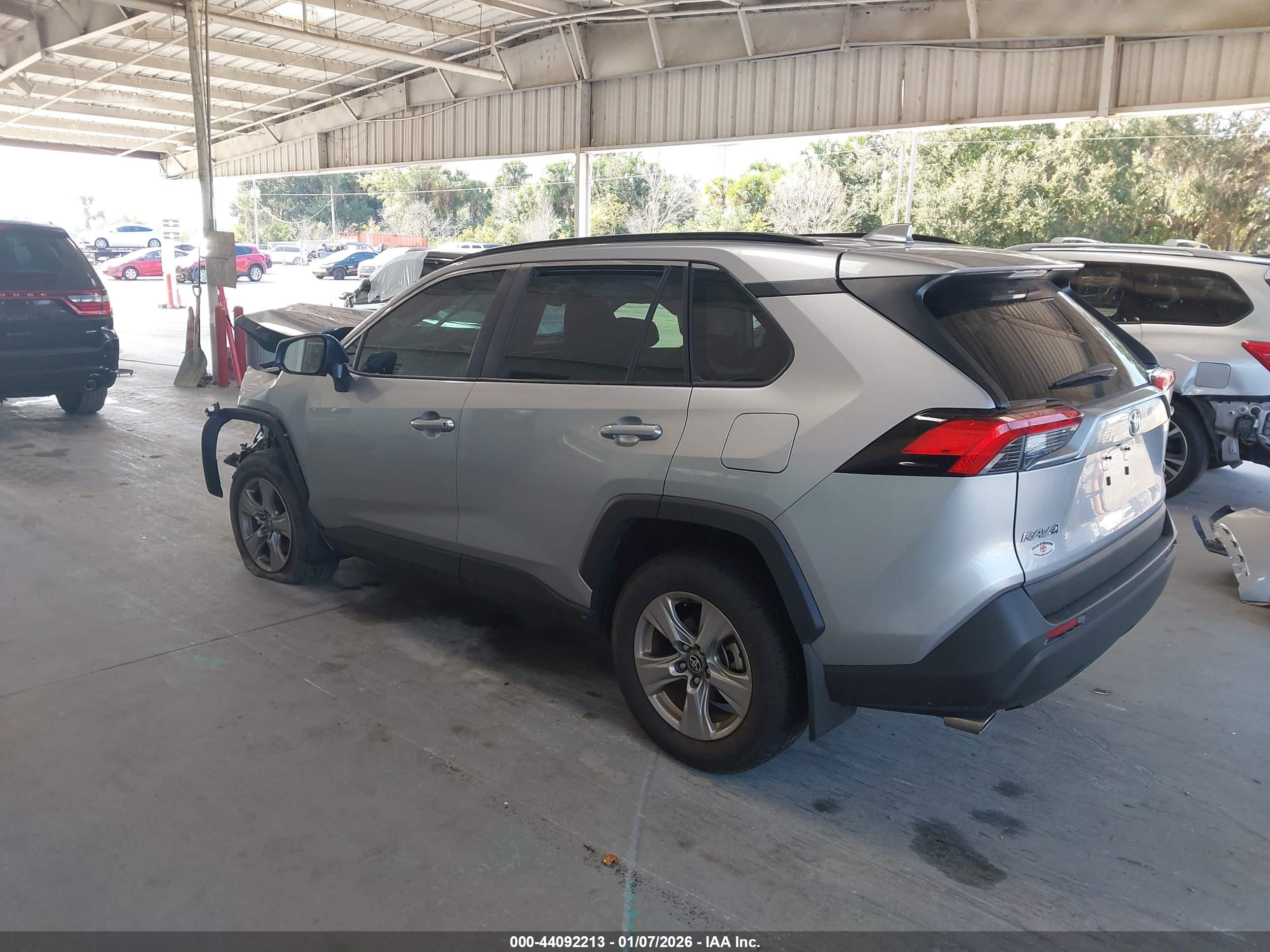 TOYOTA RAV4 image 3