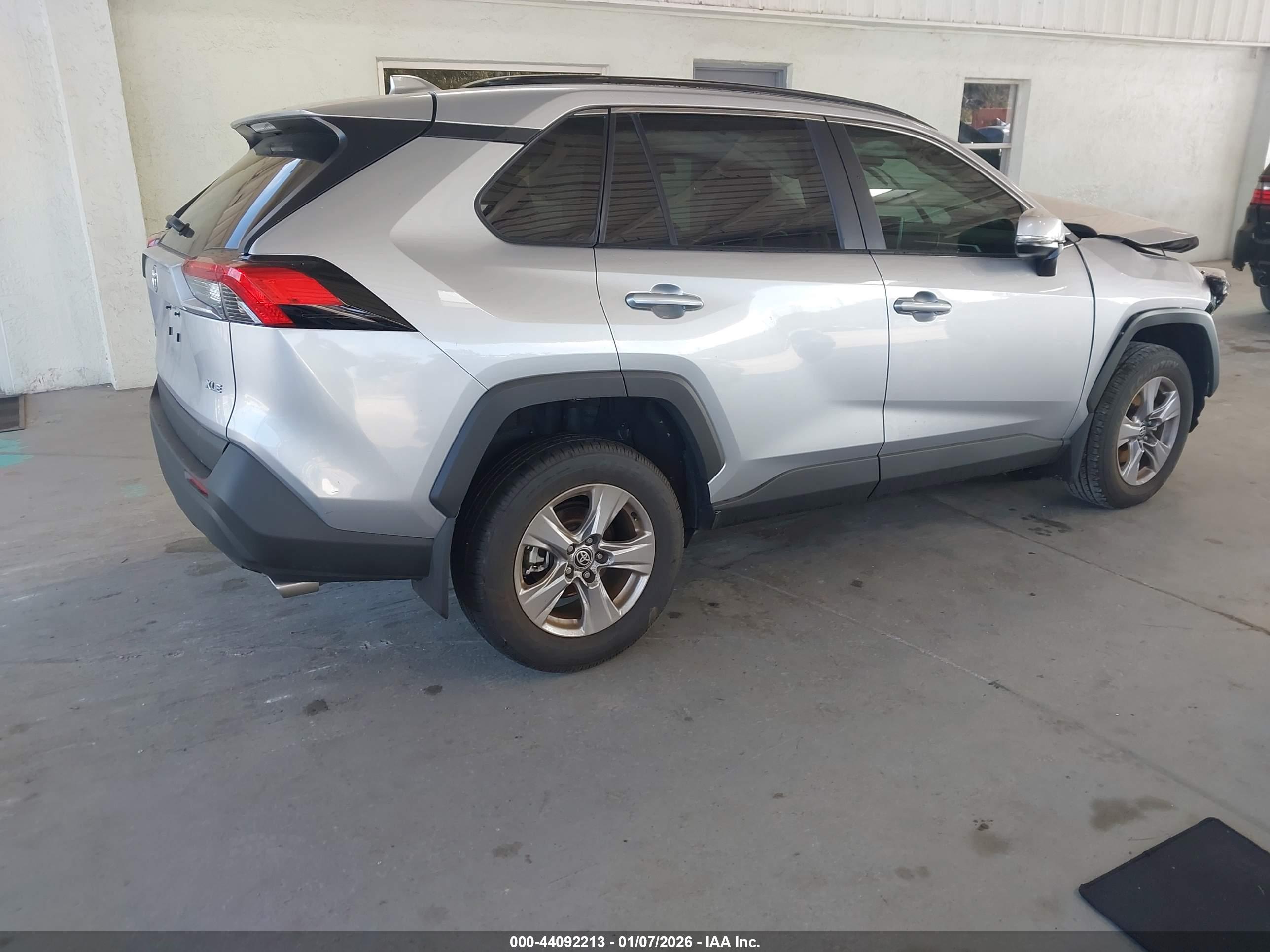 TOYOTA RAV4 image 4