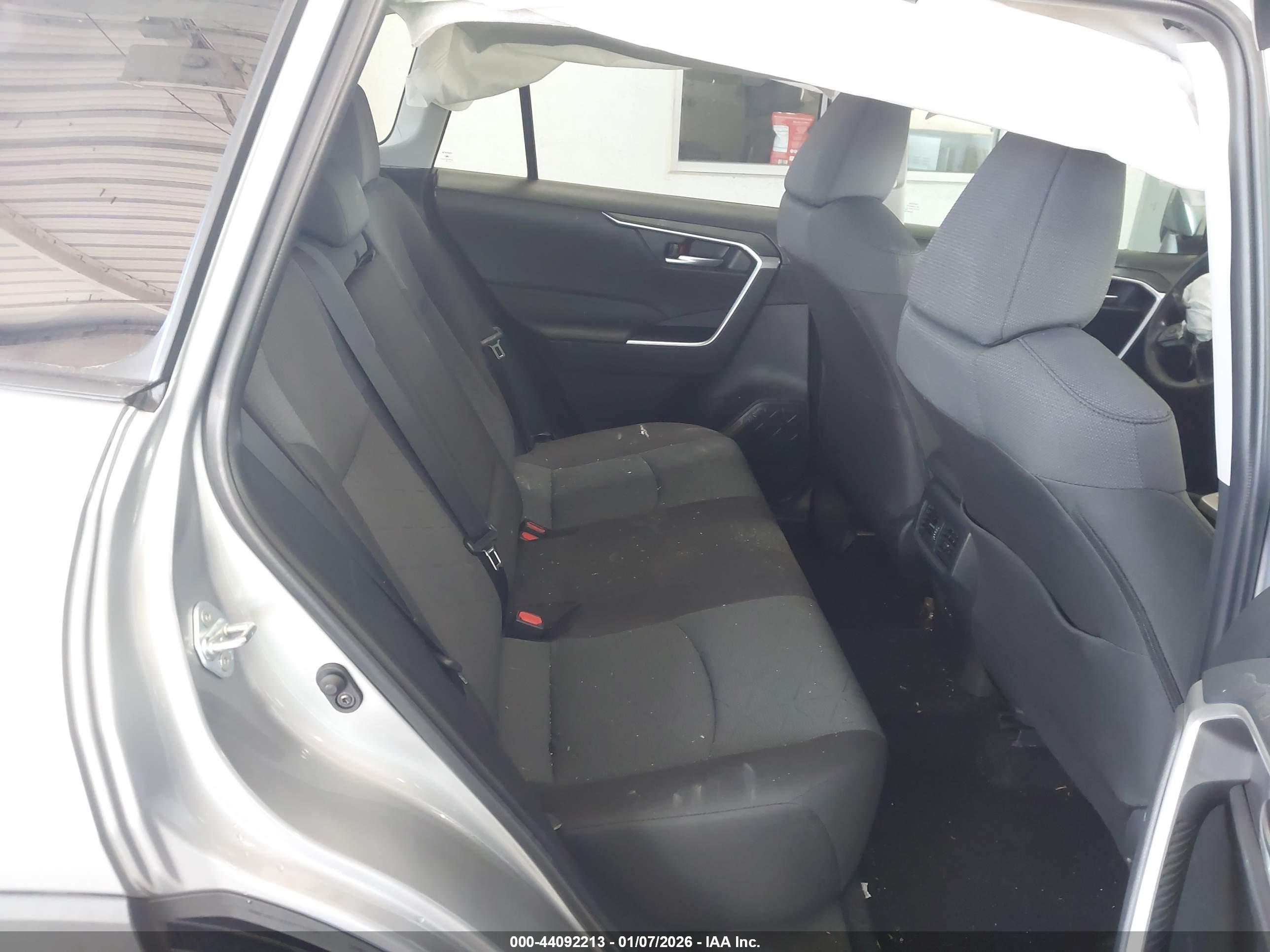 TOYOTA RAV4 image 8