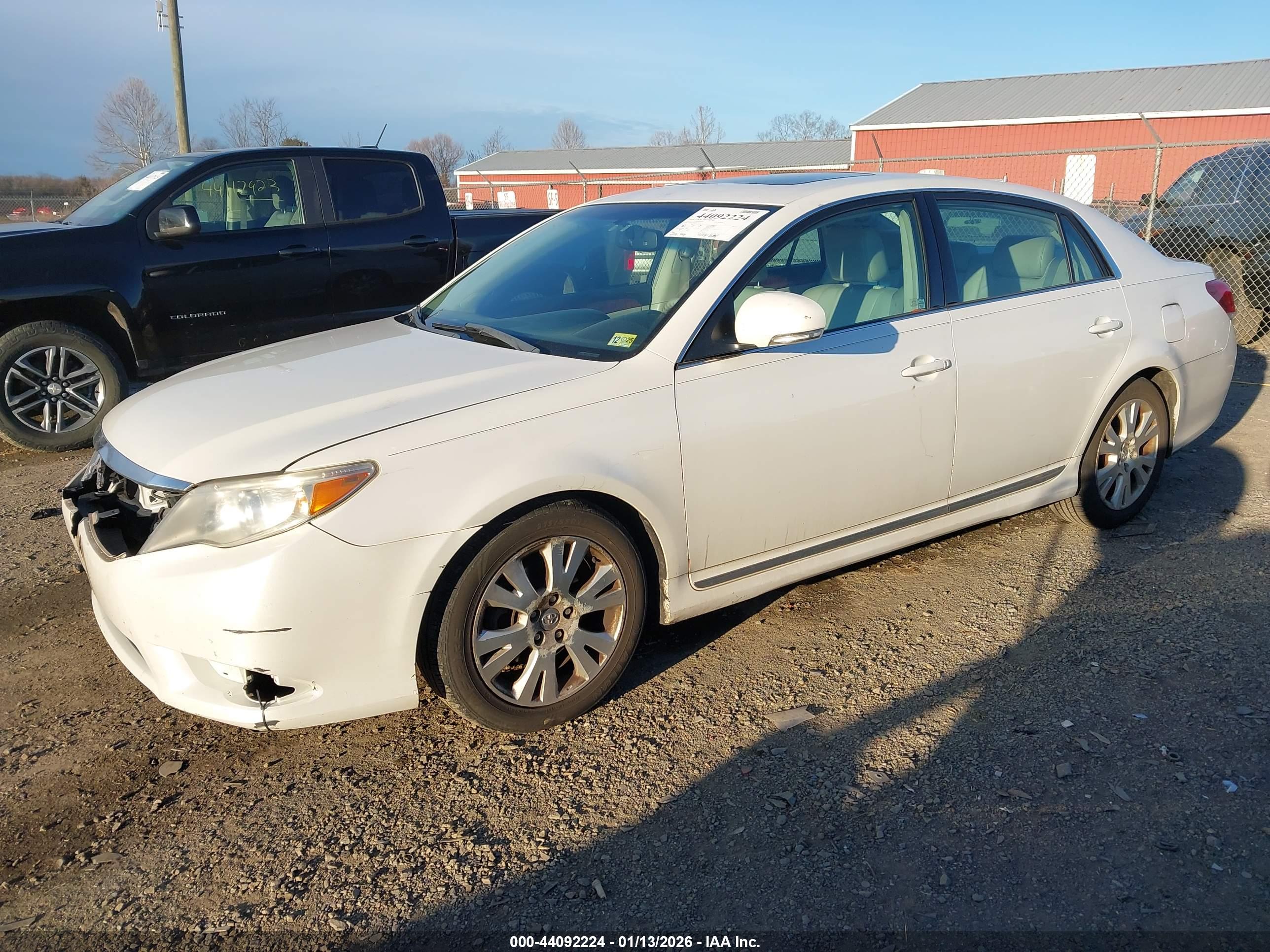 TOYOTA AVALON image 2