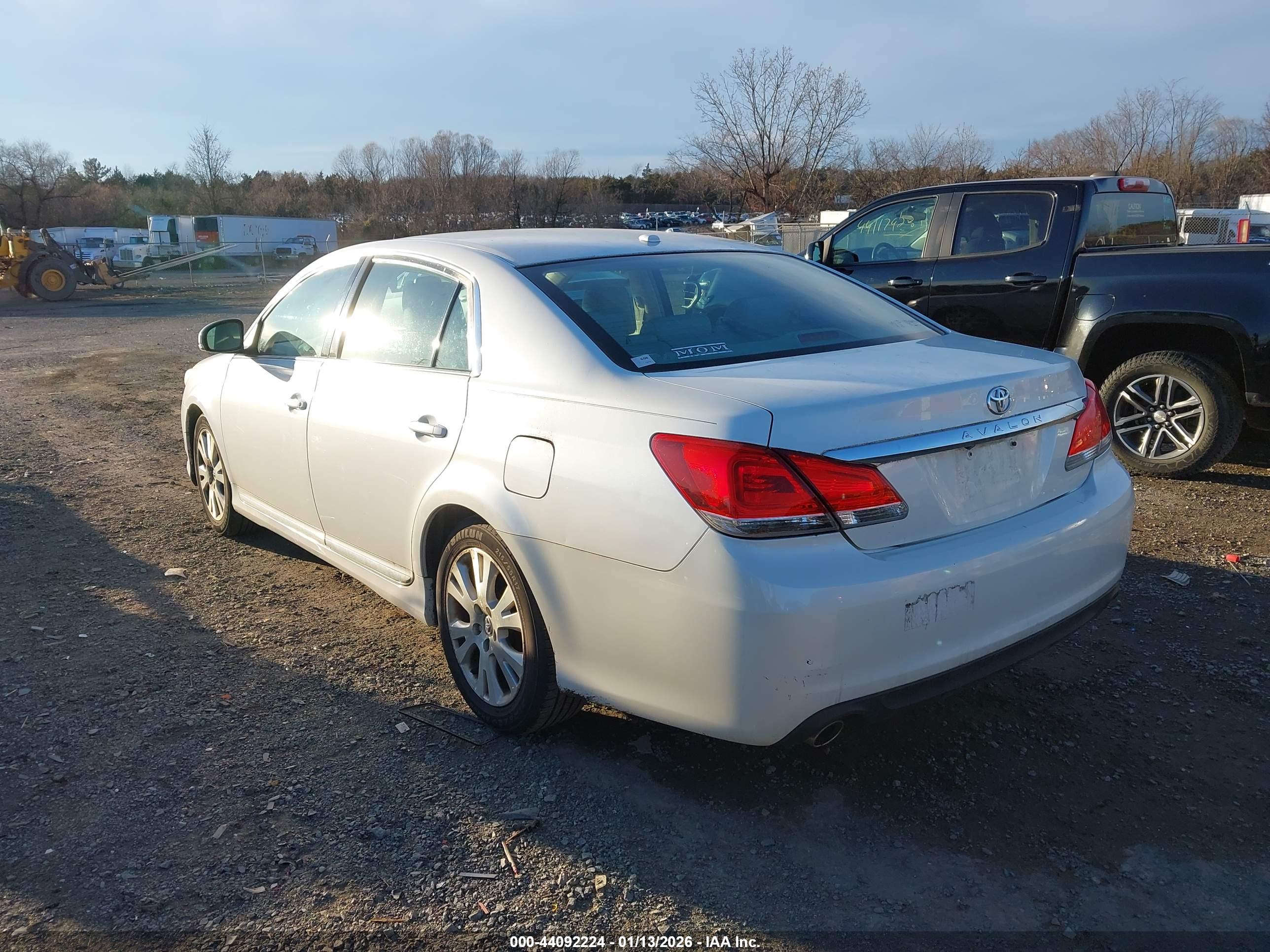 TOYOTA AVALON image 3