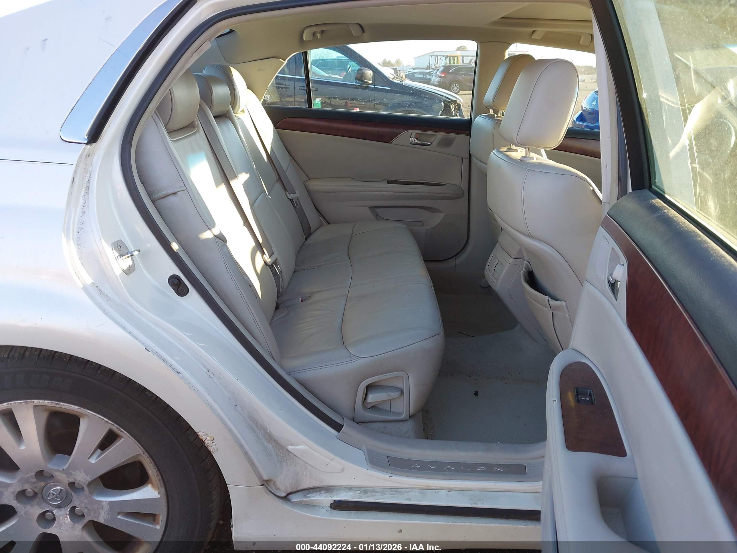 TOYOTA AVALON image 8