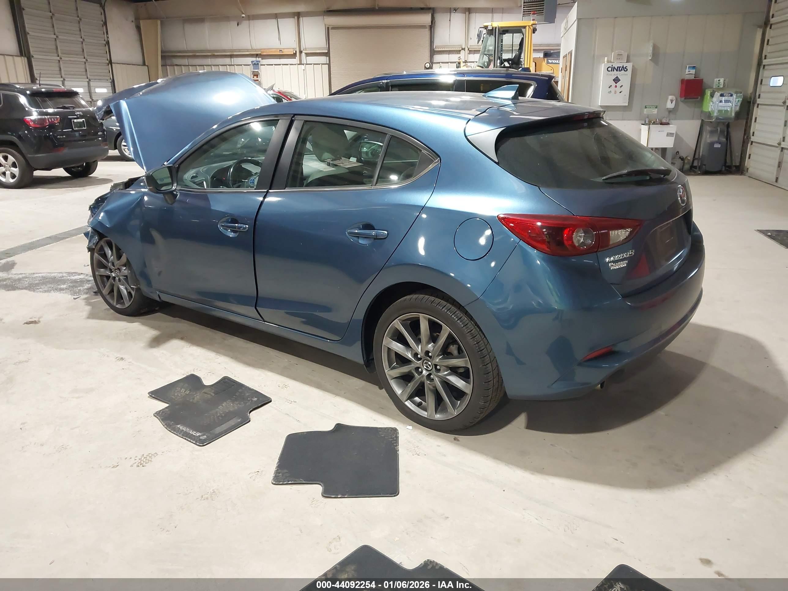 MAZDA MAZDA3 image 3