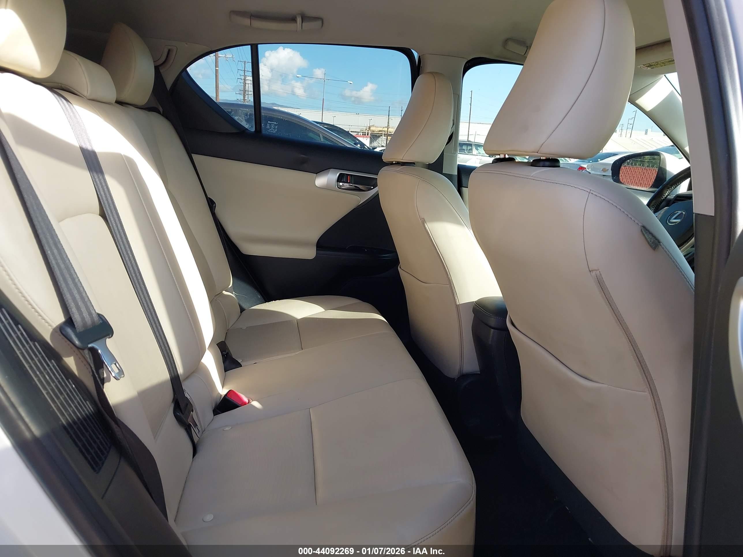 LEXUS CT image 8