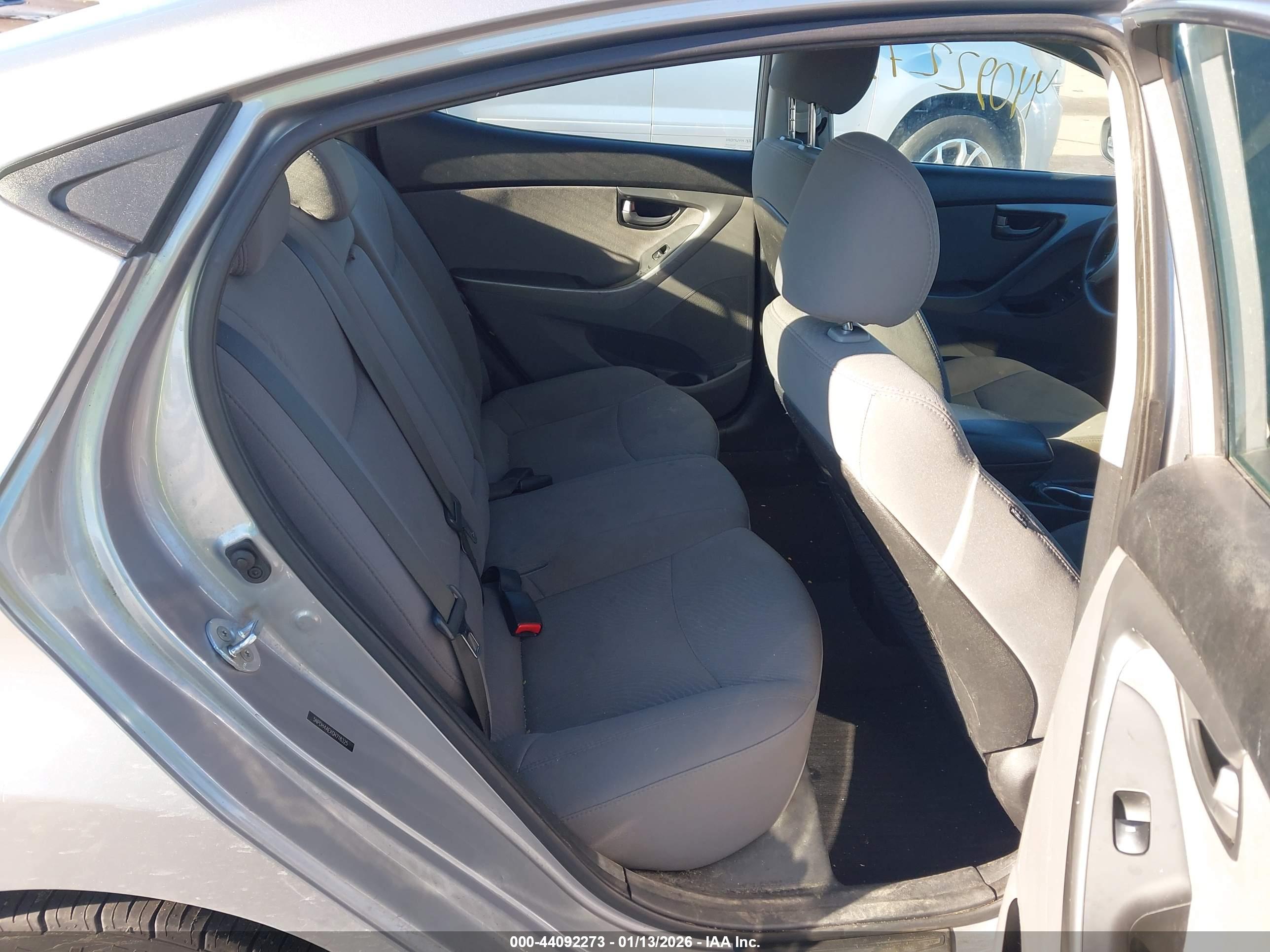 HYUNDAI ELANTRA image 8