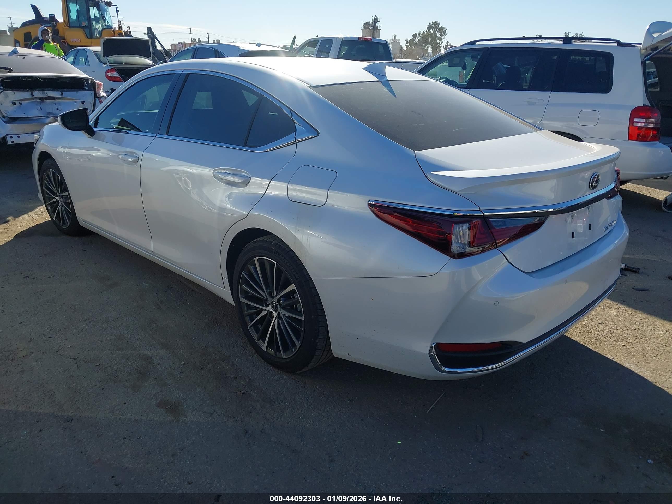 LEXUS ES image 3