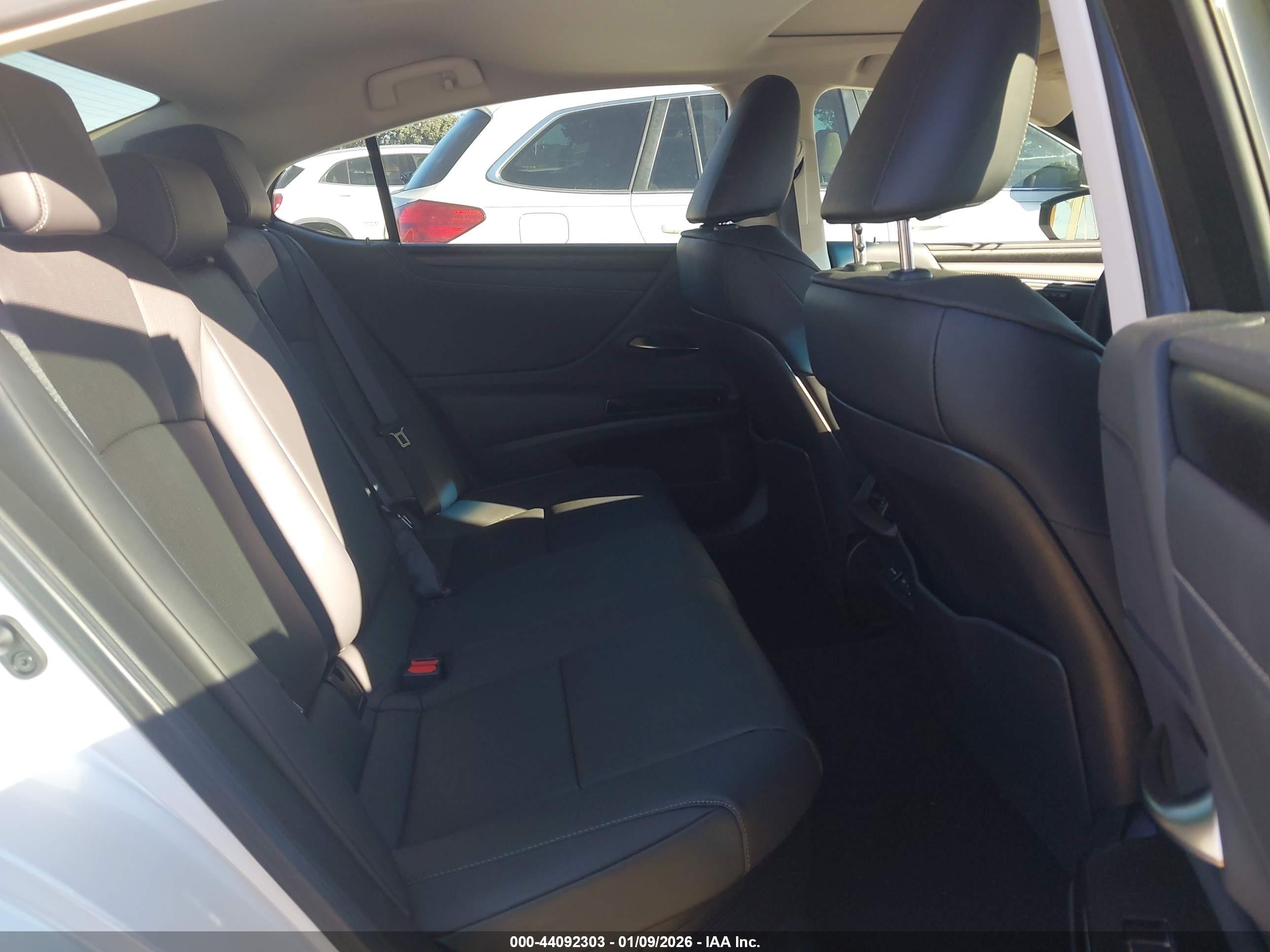LEXUS ES image 8