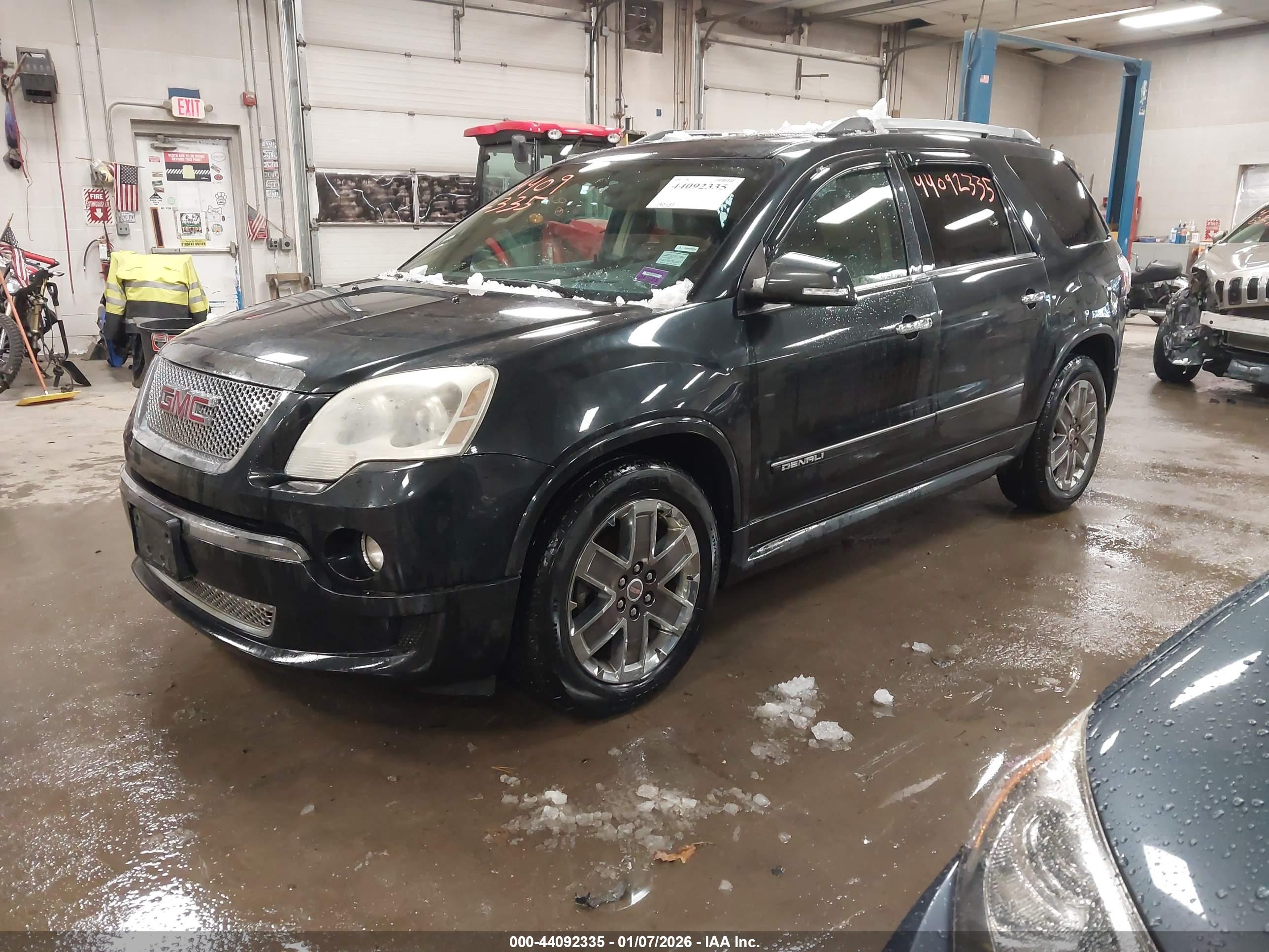 GMC ACADIA image 2