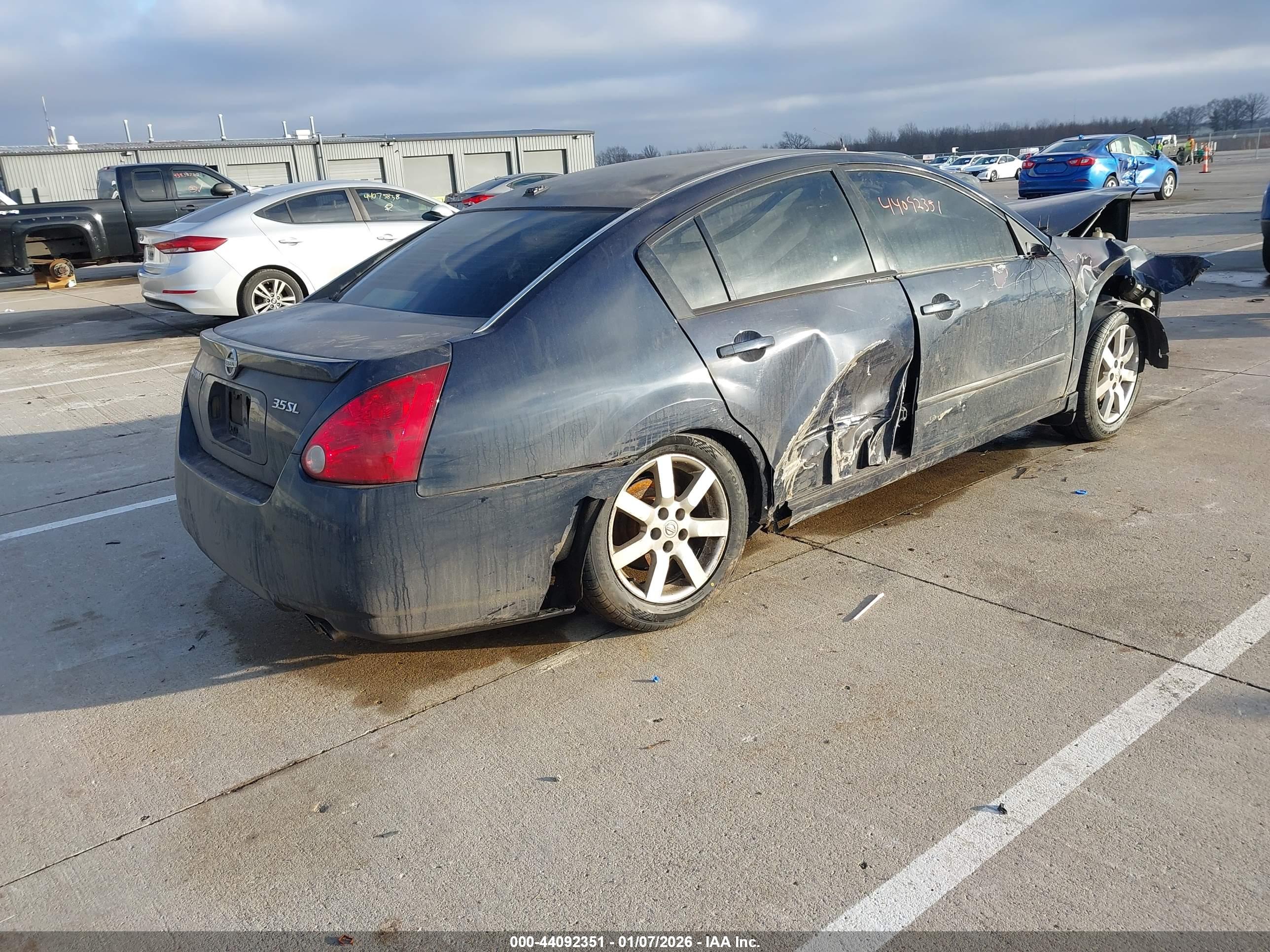 NISSAN MAXIMA image 4