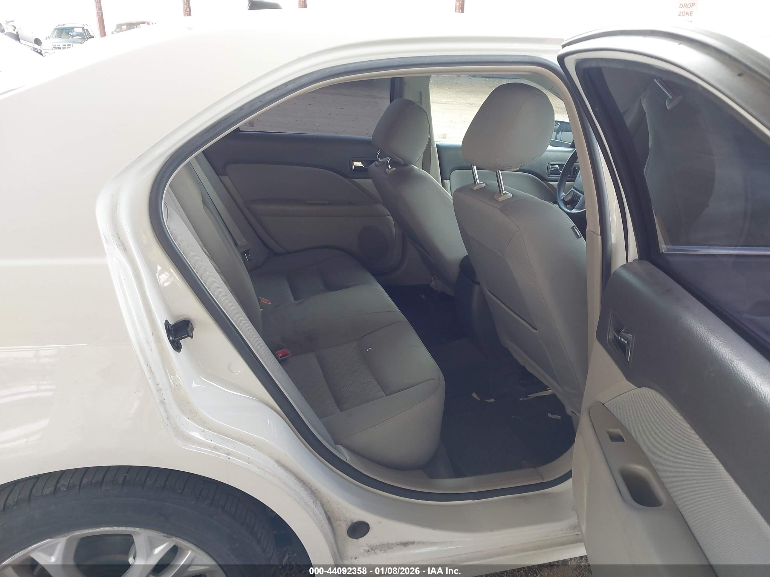 FORD FUSION image 8